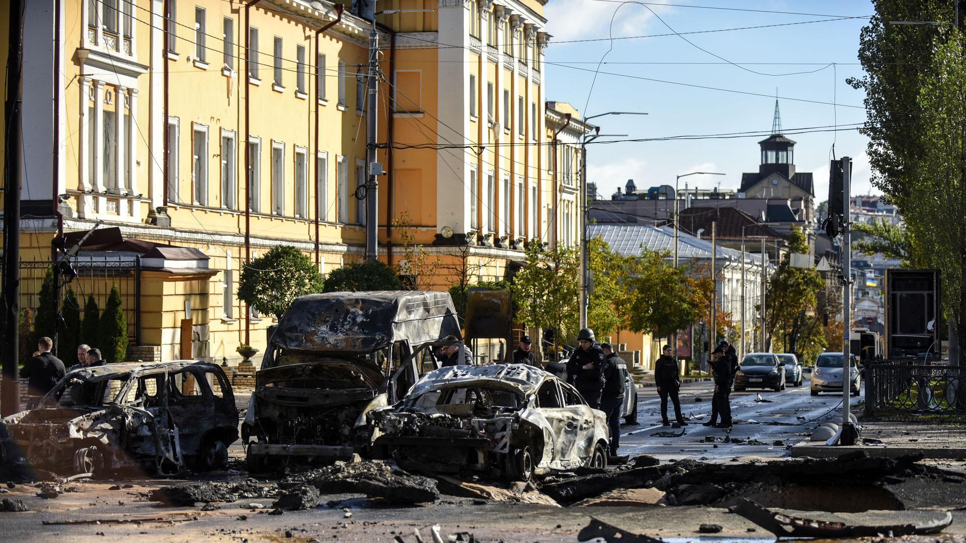 Vehículos destrozados por los bombardeos en el centro de Kiev