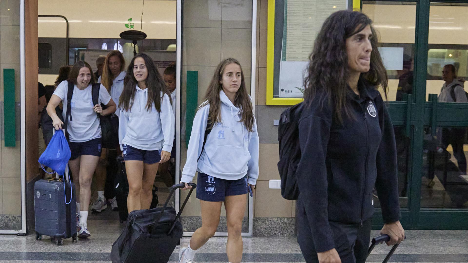 En el centro, la navarra Maite Oroz llegando a la estación de tren de Pamplona junto al resto de la plantilla