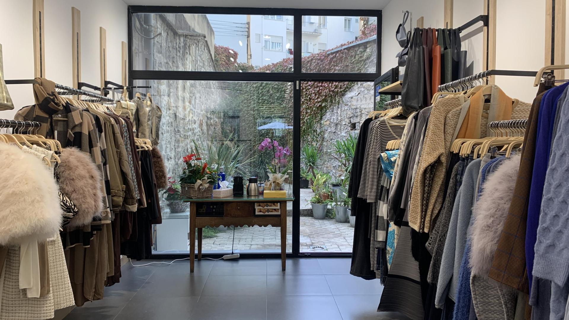 La boutique Wú, con su patio interior ajardinado, en la calle García Castañón