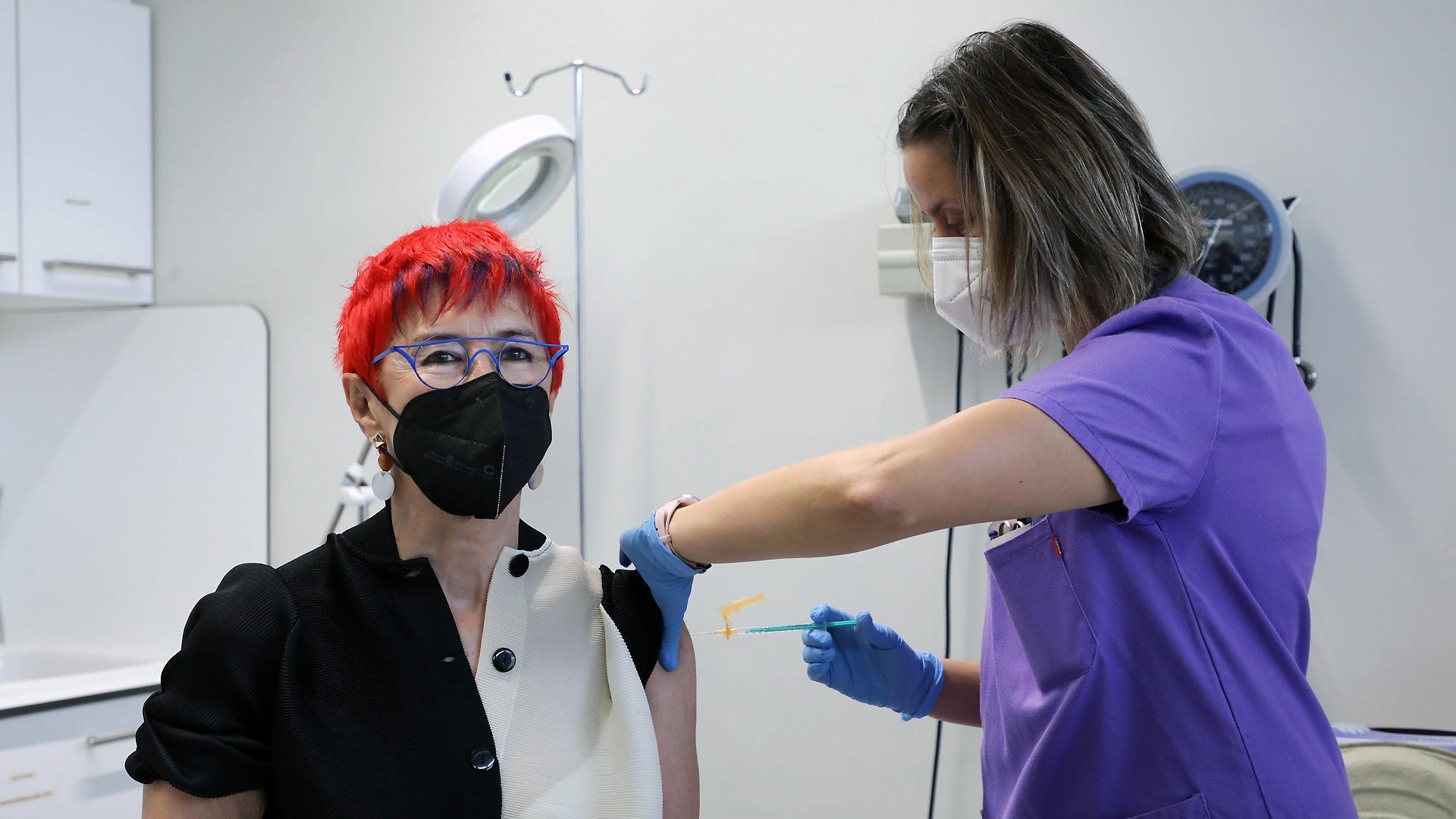 La consejera de Salud, Santos Induráin, recibe una de las dosis