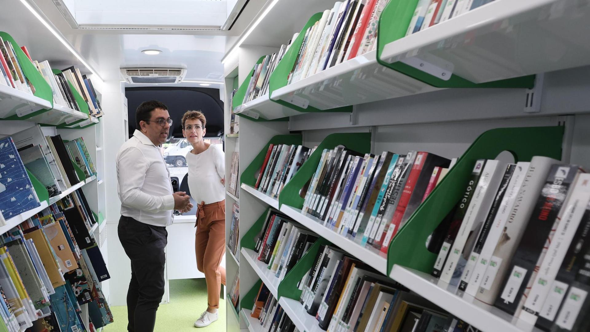 María Chivite, en el interior del bibliobús