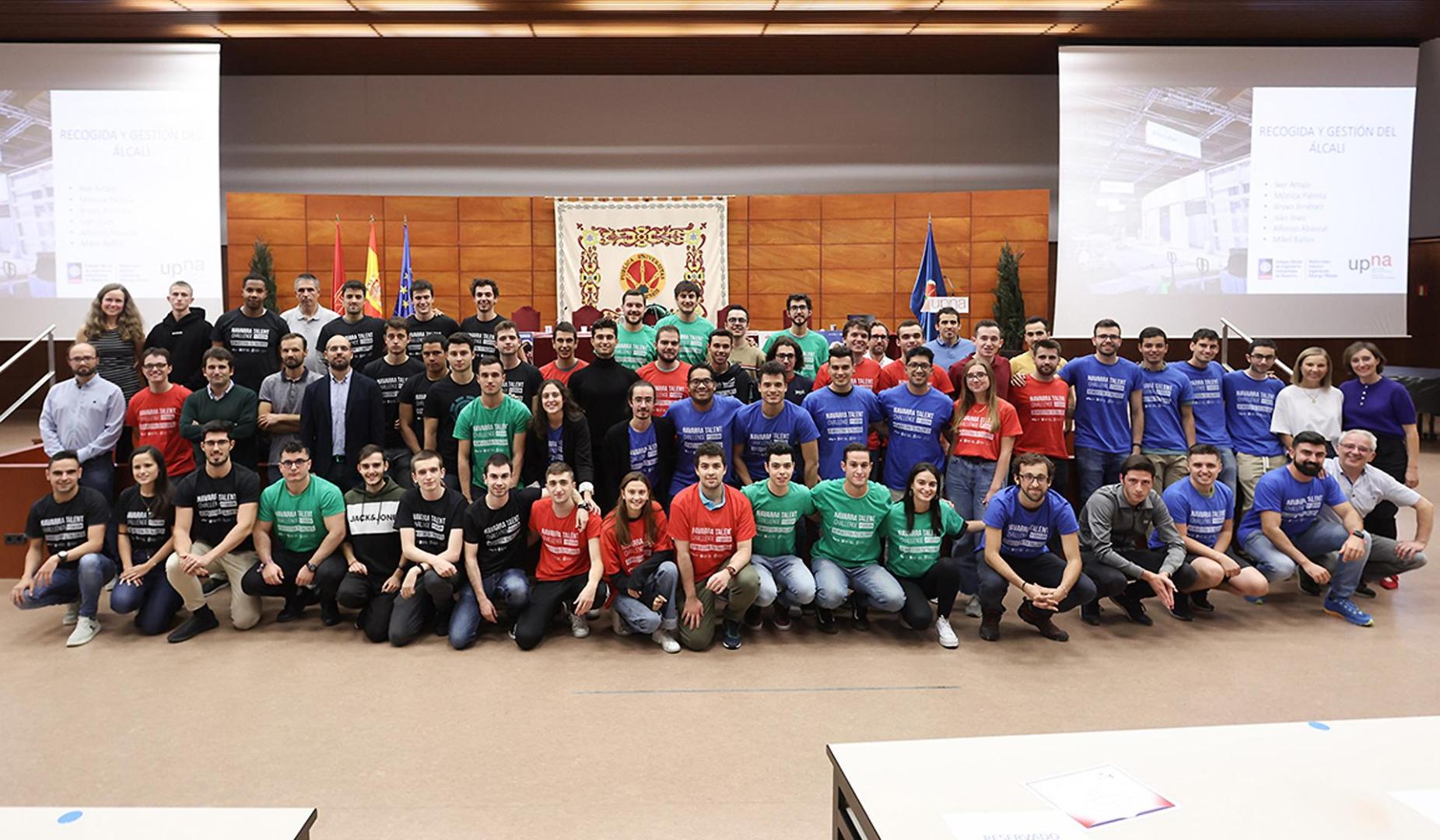 Participantes, empresas y profesorado, en el Aula Fernando Remacha del edificio de El Sario de la UPNA, donde tuvo lugar la competición