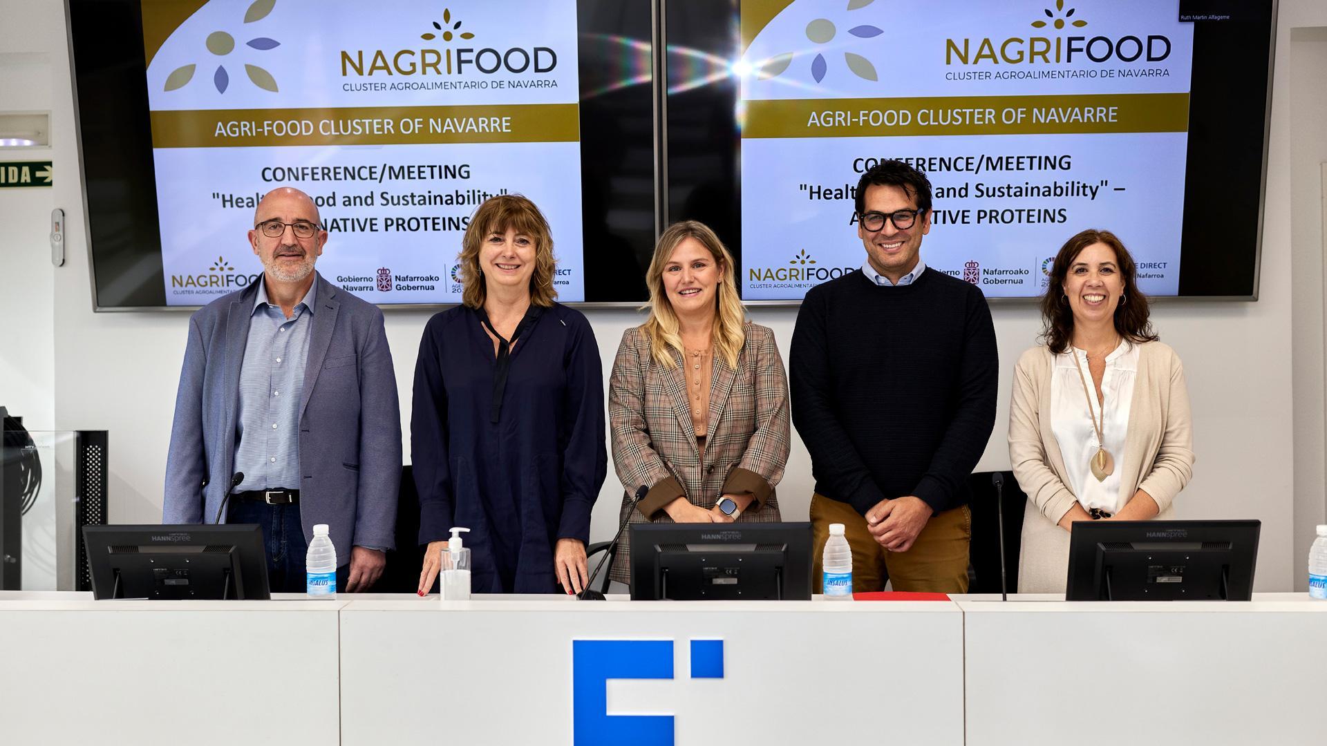 De izda a dcha
Javier Baztarrika, CEO Iniciativas Innovadoras,
Ana Ollo, Consejera de Relaciones Ciudadanas del Gobierno de Navarra,
Sandra Aguirre, Gerente de NAGRIFOOD,
Emanuele Zannini, Coordinador de Proyectos EU Protein2Food y SmartProtein, Universidad de Cork (Irlanda)
Cecilia Wolluschek - Directora de Proyectos NAGRIFOOD