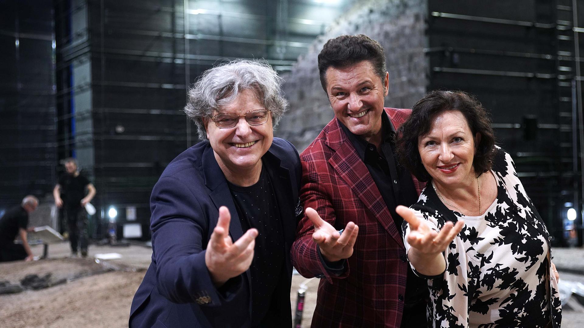 El director de escena, escenógrafo y figurinista Hugo de Ana (izda.), el tenor Piotr Beczala (Radamés), y el soprano Krassimira Stoyanova (Aida) durante la presentación de "Aída" en el Teatro Real