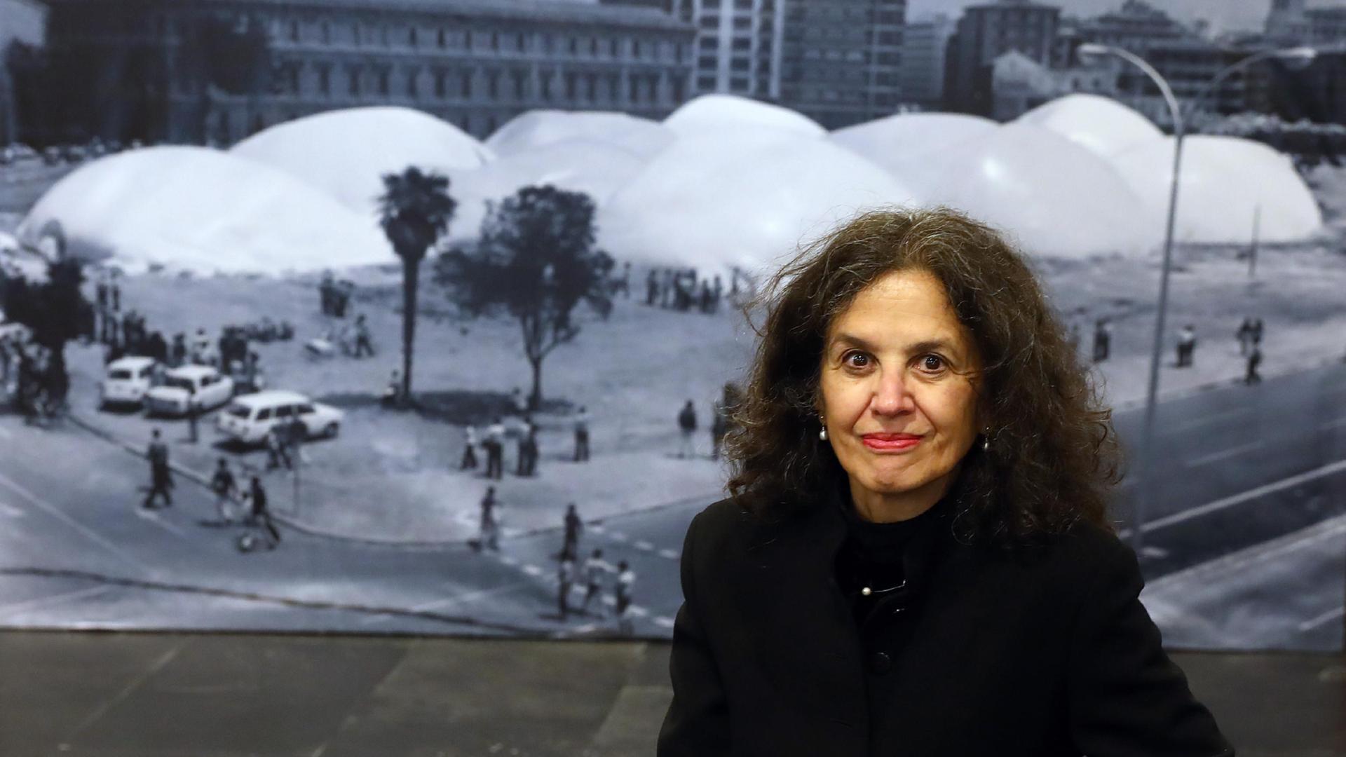 Hilda Paredes, posando en Baluarte junto a una imagen de las ‘Cúpulas Neumáticas’ que se levantaron en los Encuentros de 1972