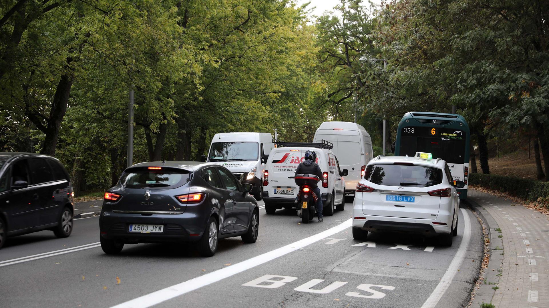 Los coches, más lentos que de costumbre, no tuvieron otra que acatar las nuevas directrices de paso, con un carril reservado a taxis y villavesas