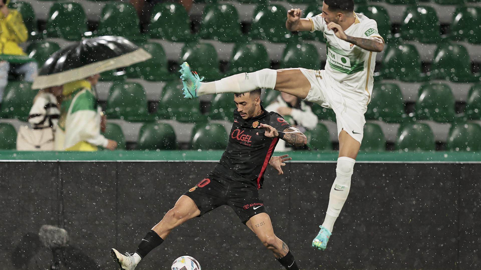 Ezequiel Ponce trata de tapar el centro del jugador del Mallorca, Antonio Sánchez