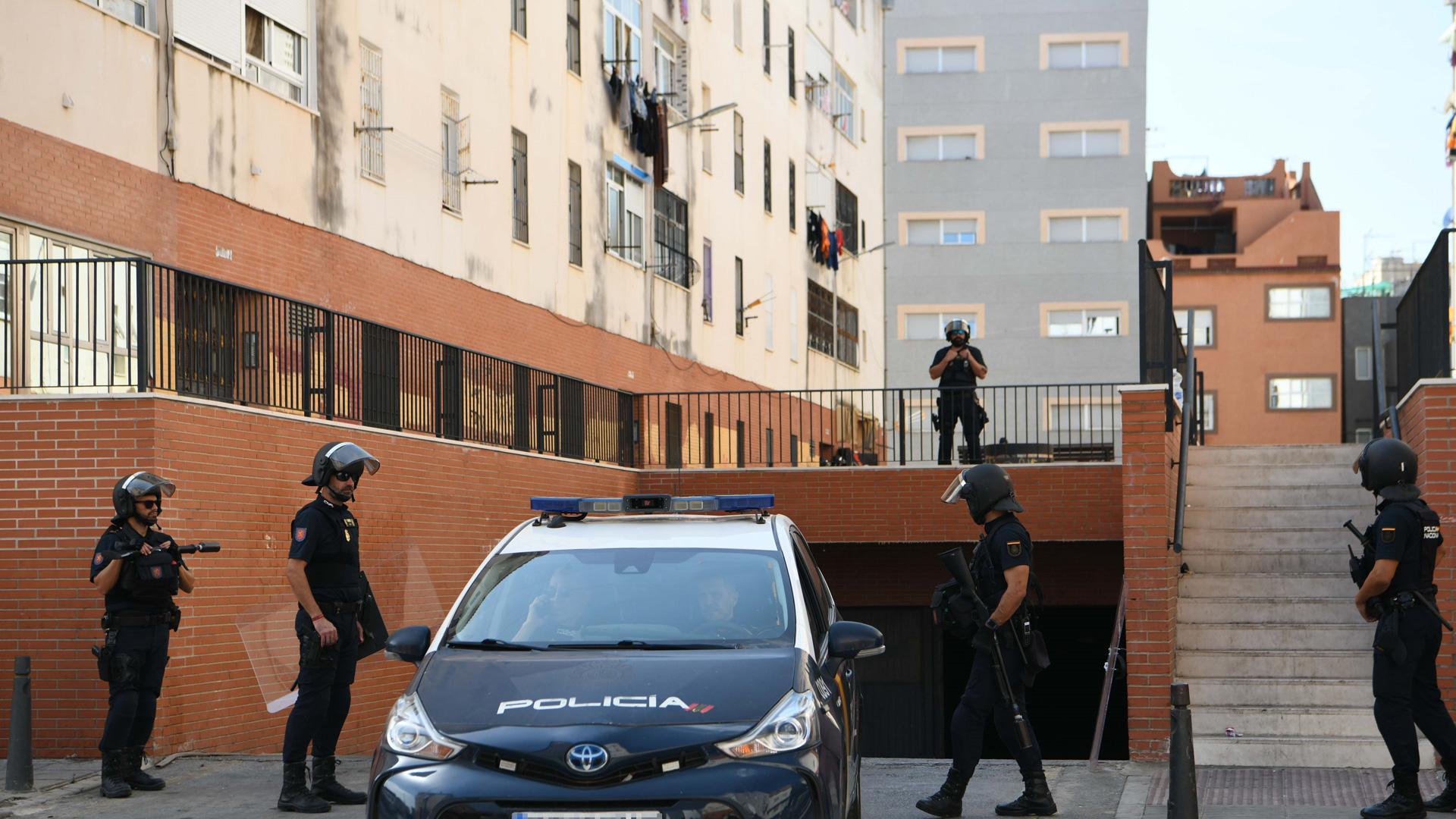 Agentes de policía en la barriada del Prínicpe Alfonso en Ceuta donde ha sido asesinado un militar de 37 años al recibir varios disparos