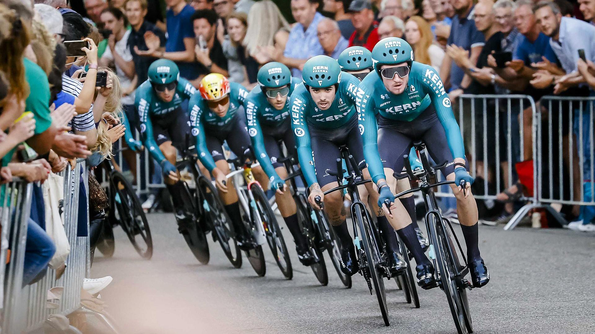 El equipo del Kern Pharma, en la contrarreloj inaugural de la Vuelta a España en los Países Bajos en su primera participación.