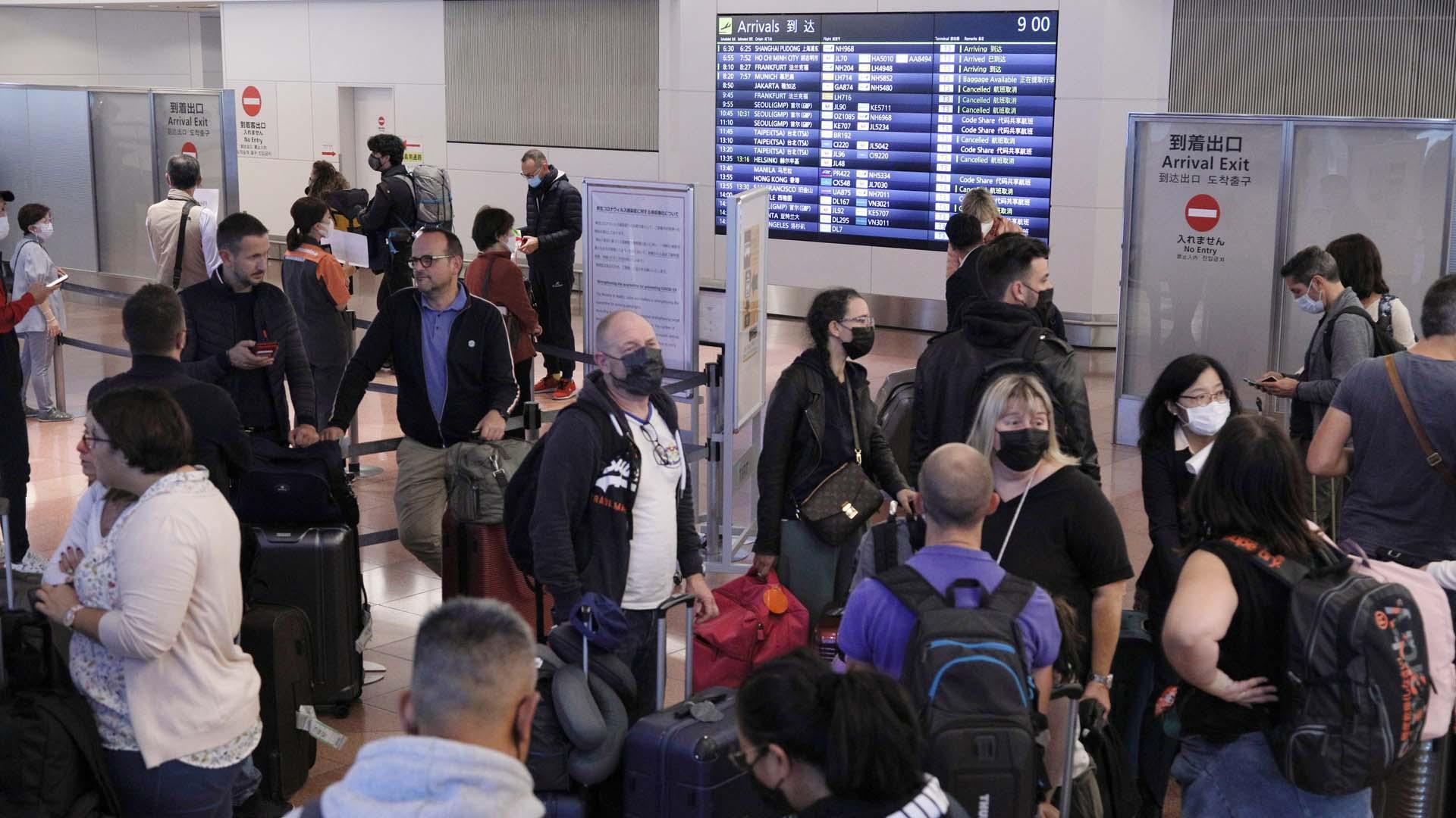 Turistas llegan al Aeropuerto Internacional de Tokio-Haneda