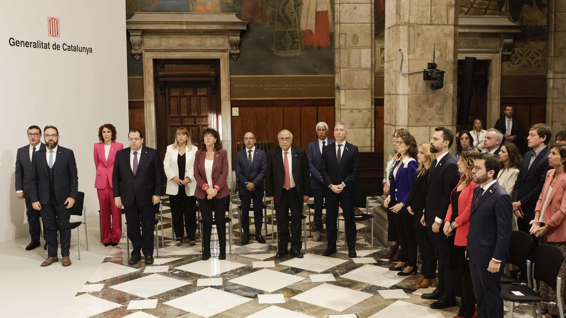 El presidente catalán, Pere Aragonès, junto a los miembros de su gobierno, durante el acto de toma de posesión de los nuevos consellers