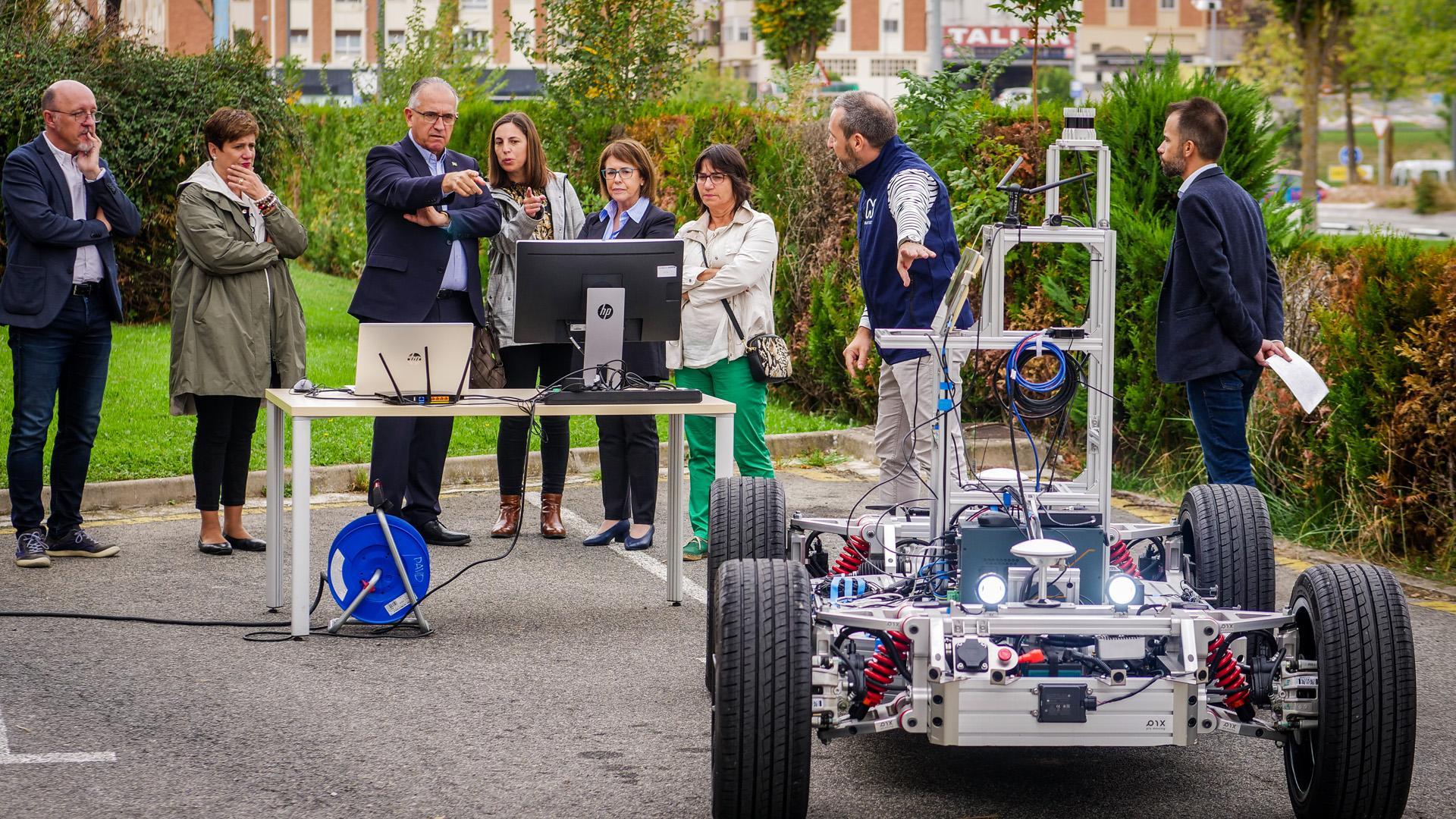 La directora general de Innovación, Agurtzane Martínez, junto al resto de autoridades y responsables de NAITEC, durante la presentación del circuito urbano, enmarcado dentro del proyecto NAVEAC Drive-LAB