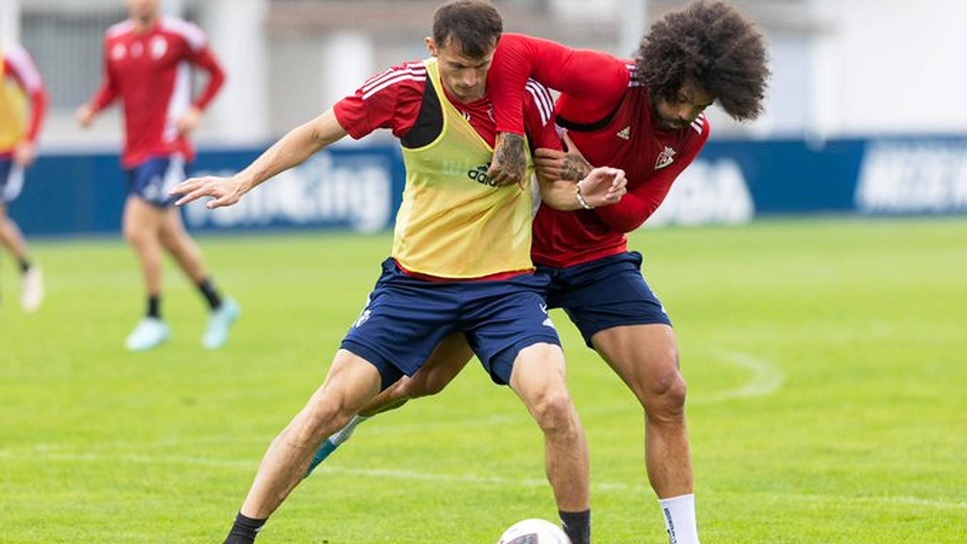 Aridane y Budimir pugnan por el balón durante el entrenamiento en Tajonar de este martes