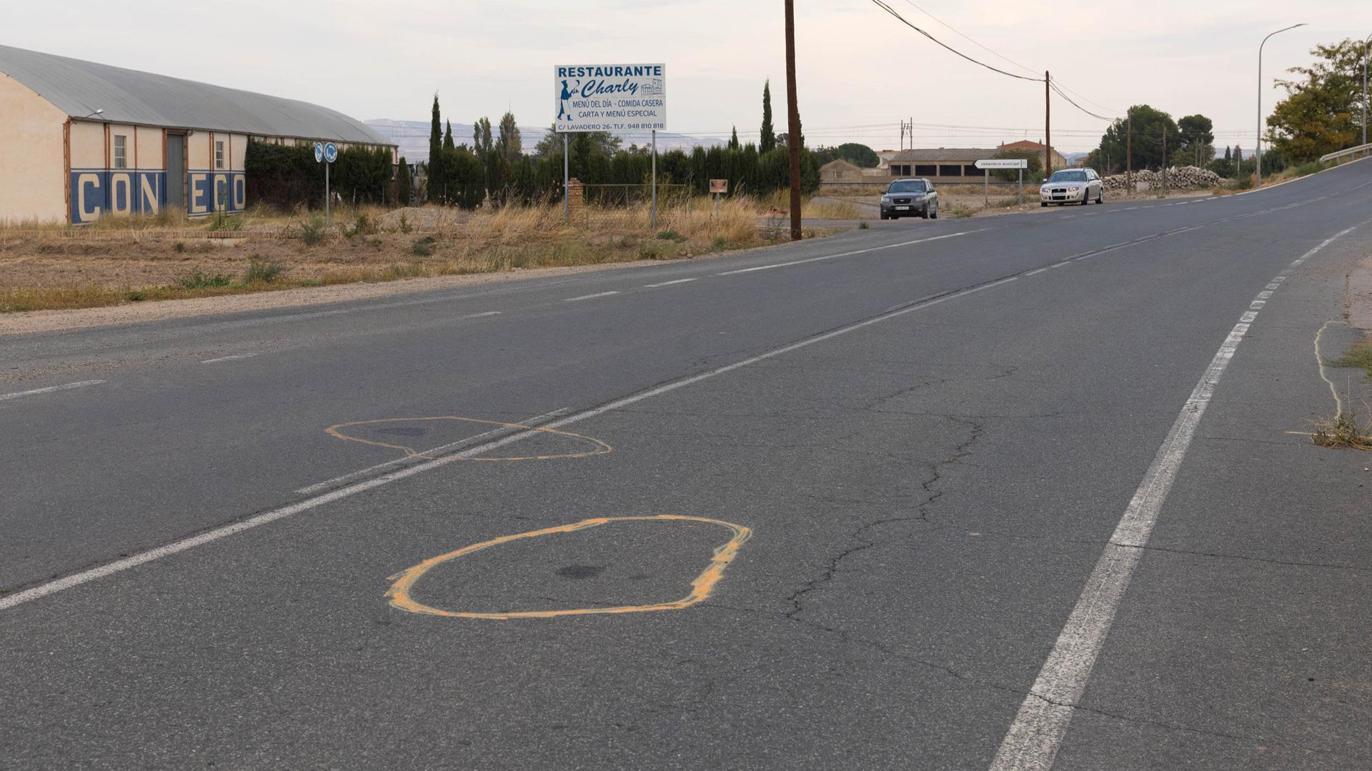 Lugar del accidente donde todavía se ven las marcas del accidente señaladas por la Policía