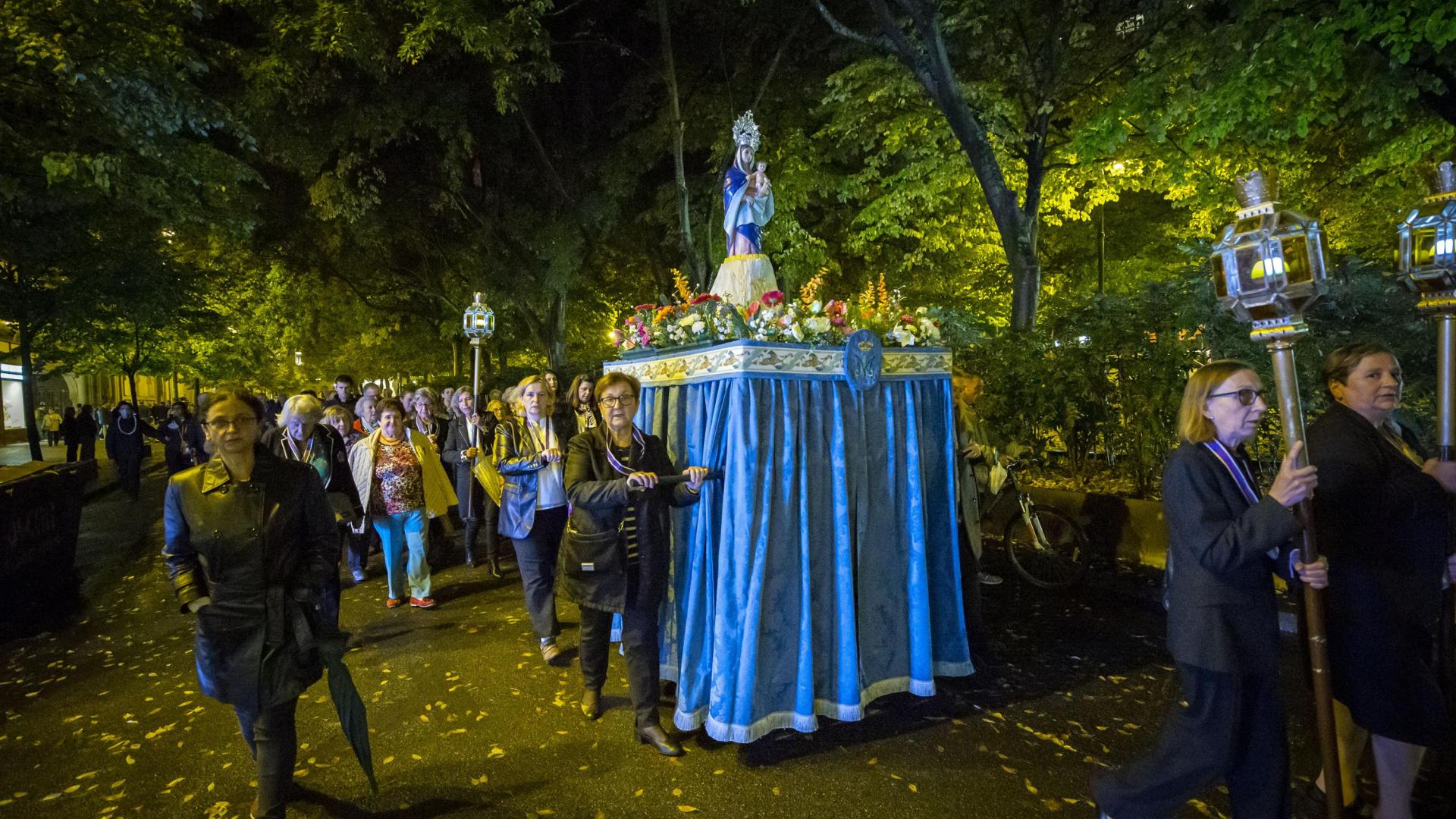 Un momento del Rosario, ayer, con el paso de la imagen de la virgen del Pilar.