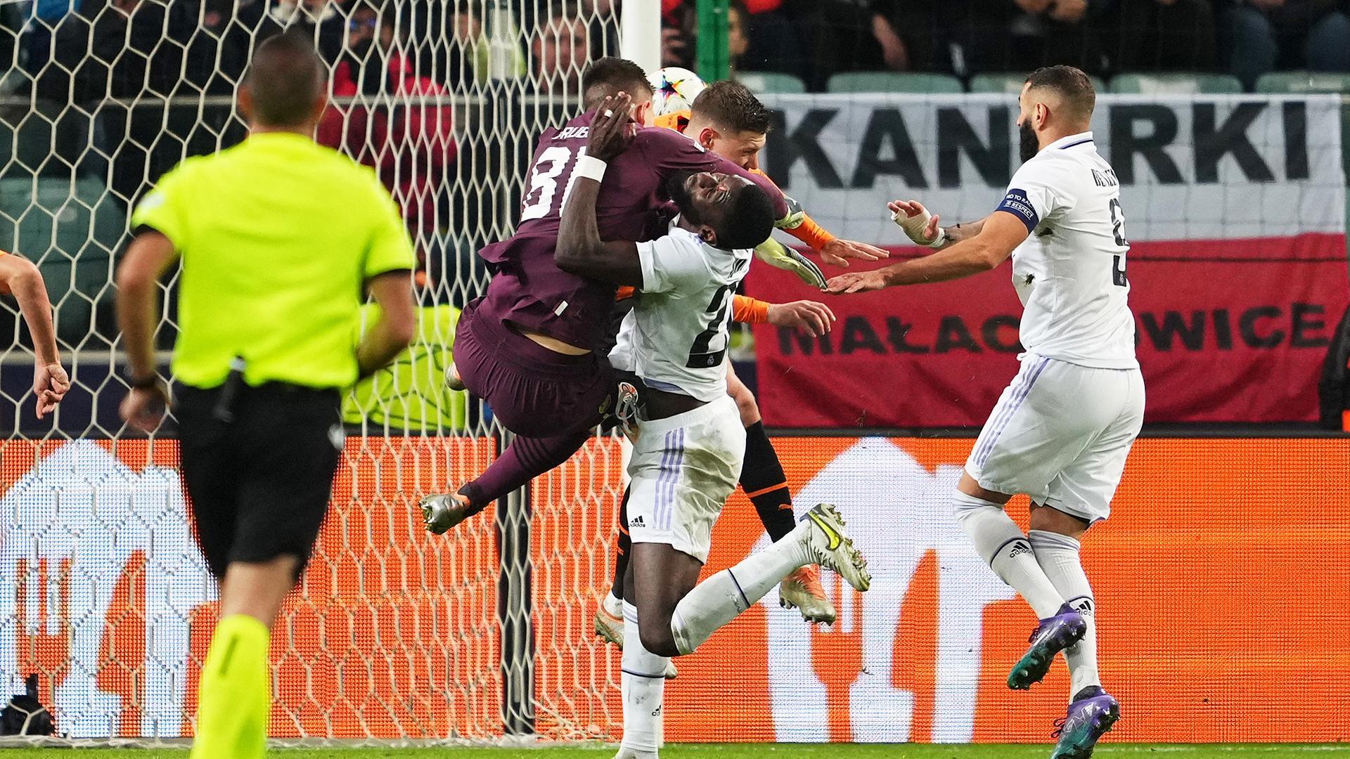 Momento en el que Rudiger, tras rematar a gol, es asrrollado por el meta del Shakhtar
