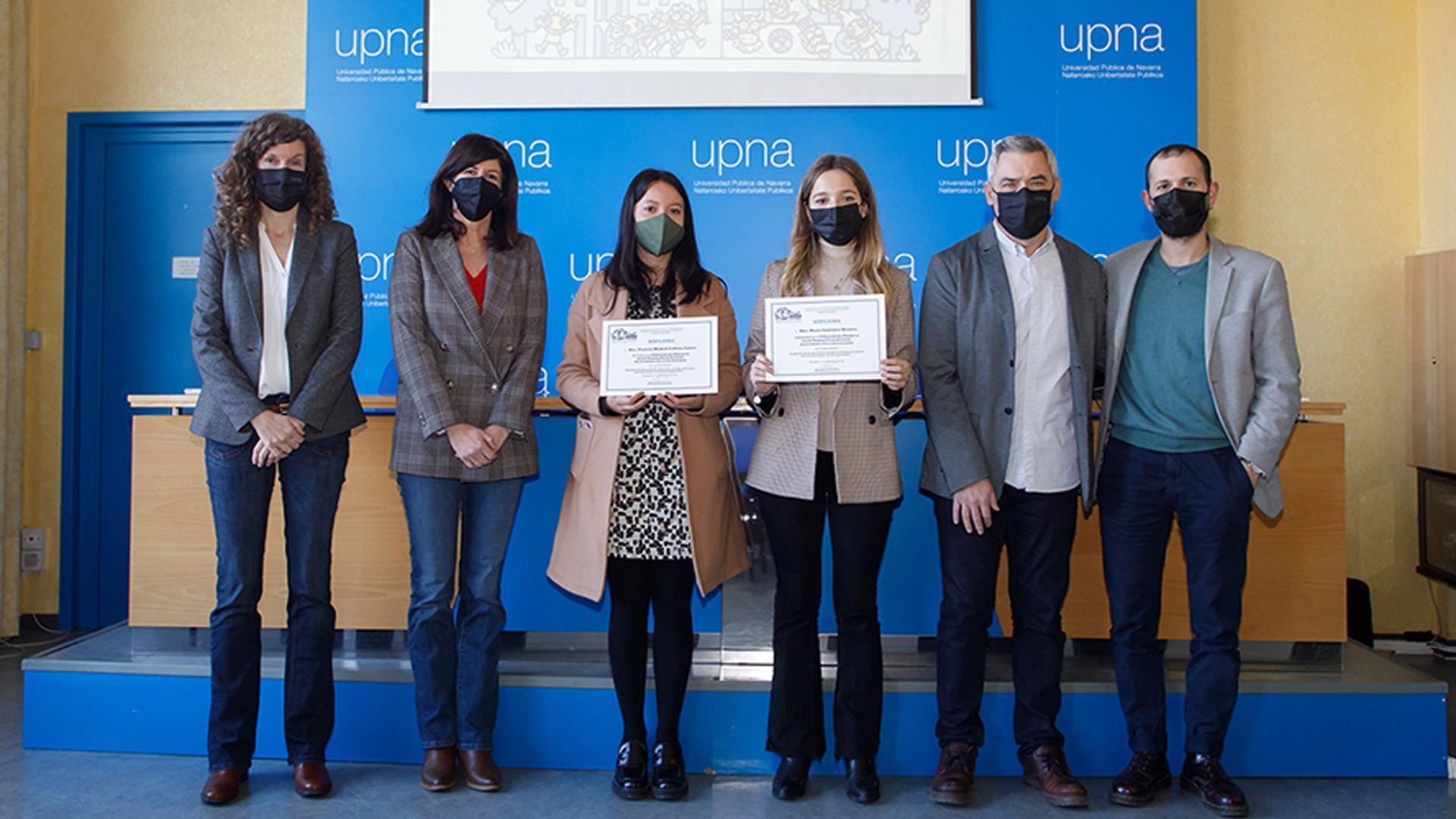 Entrega, el pasado enero, de galardones de la última edición del premio de la Asociación Universidad y Discapacidad. De izq. a dcha.: Leyre Elizari (profesora), Begoña Pérez Eransus (vicerrectora), Mishell Cadena (accésit), María Gutiérrez (ganadora), Carlos Alonso (PAS) y Julen Llorens (profesor)