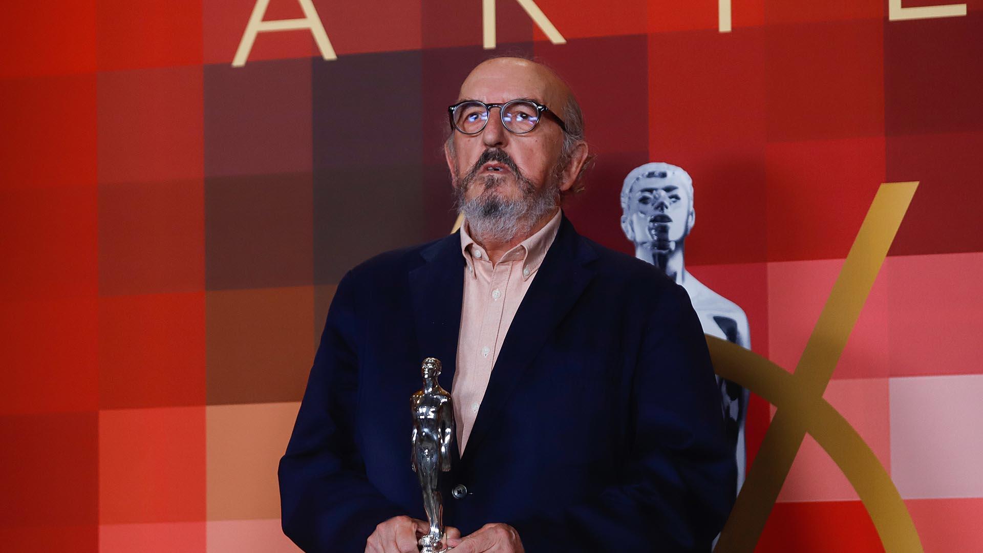 El productor Jaume Roures, posa con la estatuilla del premio Ariel a 'El buen patrón' como mejor película iberoamericana