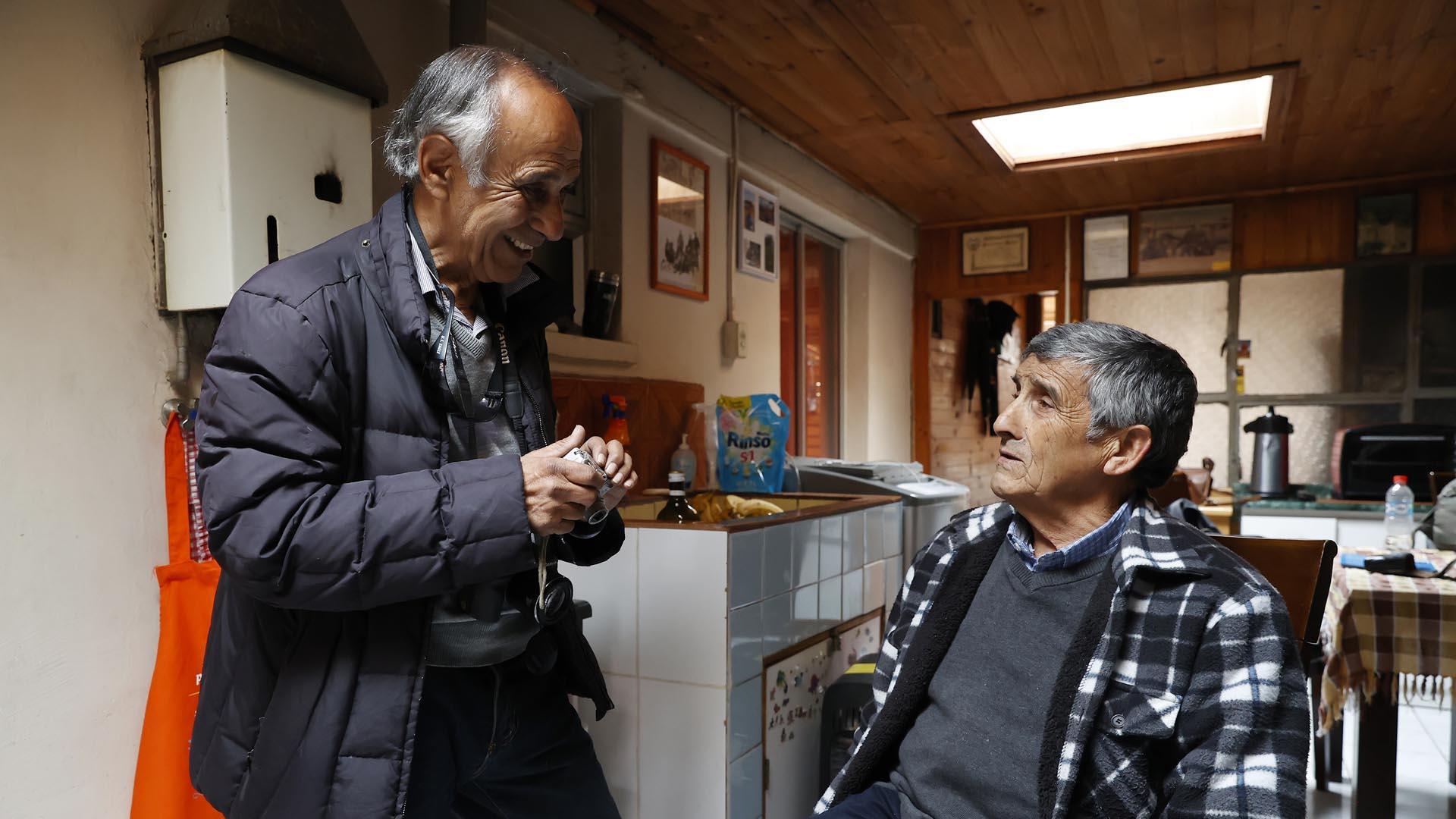 José Bravo, exsuboficial de la Fuerza Aérea de Chile y primer enfermero que atendió a los sobrevivientes de la tragedia de los Andes, habla con Pedro Marchant, investigador del accidente aéreo