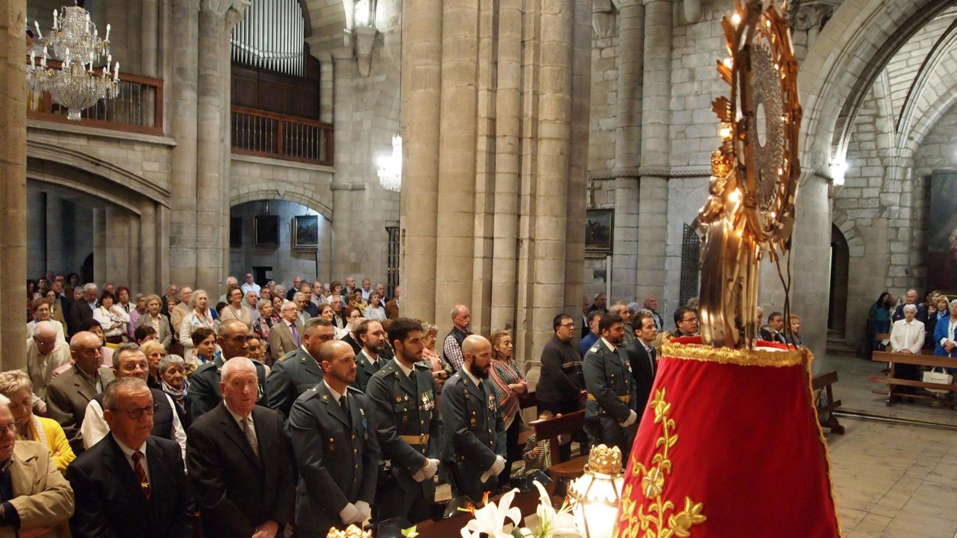 Vecinos y autoridades de Sangüesa y la comarca, durante la misa baturra en Santa María la Real