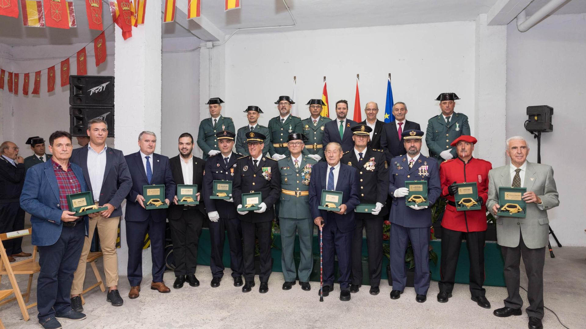 Pedro Martín Páez, en el centro, junto a los guardias civiles y representantes de las entidades e instituciones que recibieron reconocimientos