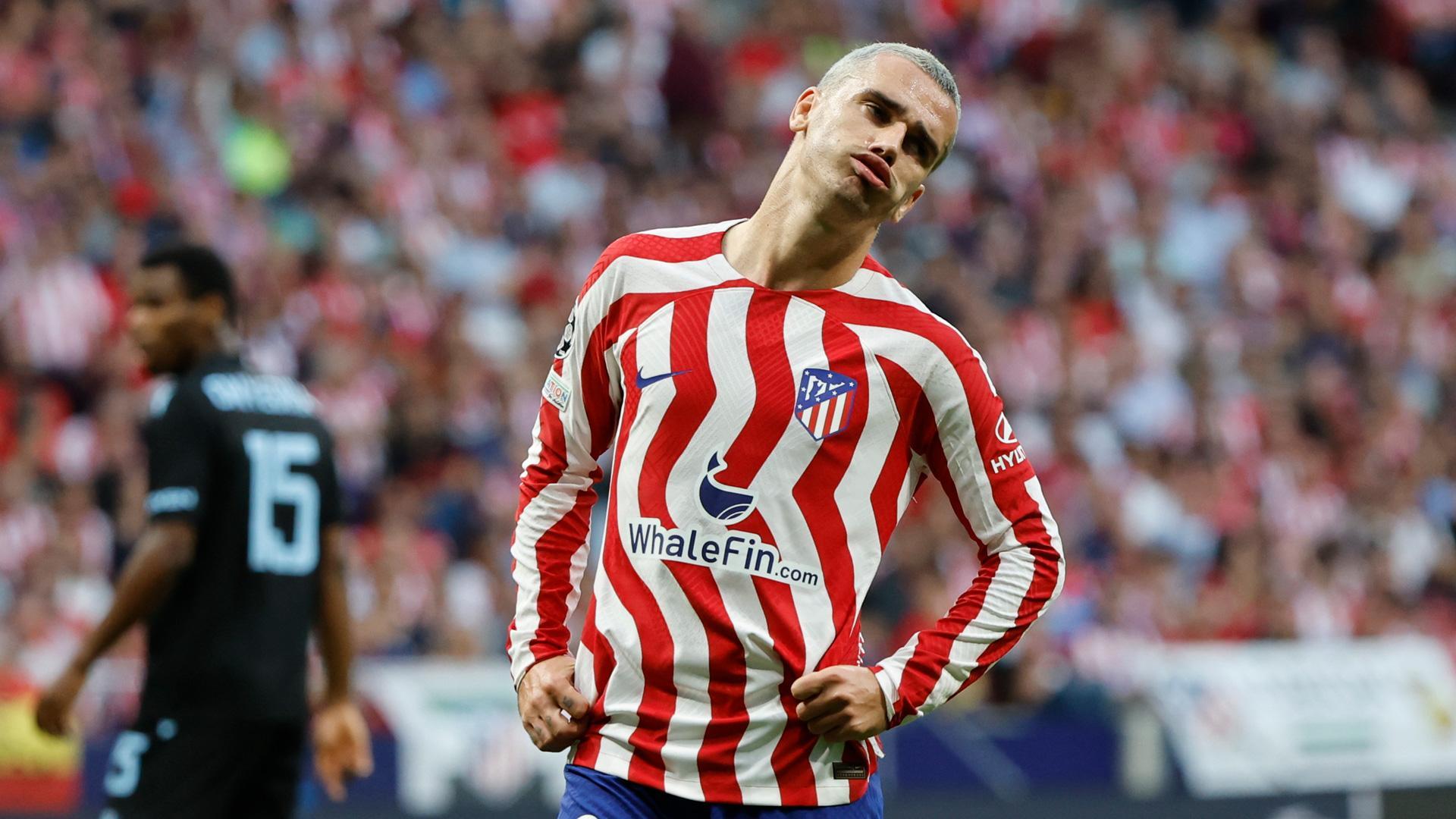 El delantero francés del Atlético de Madrid Antoine Griezmann reacciona tras fallar una ocasión durante el encuentro
