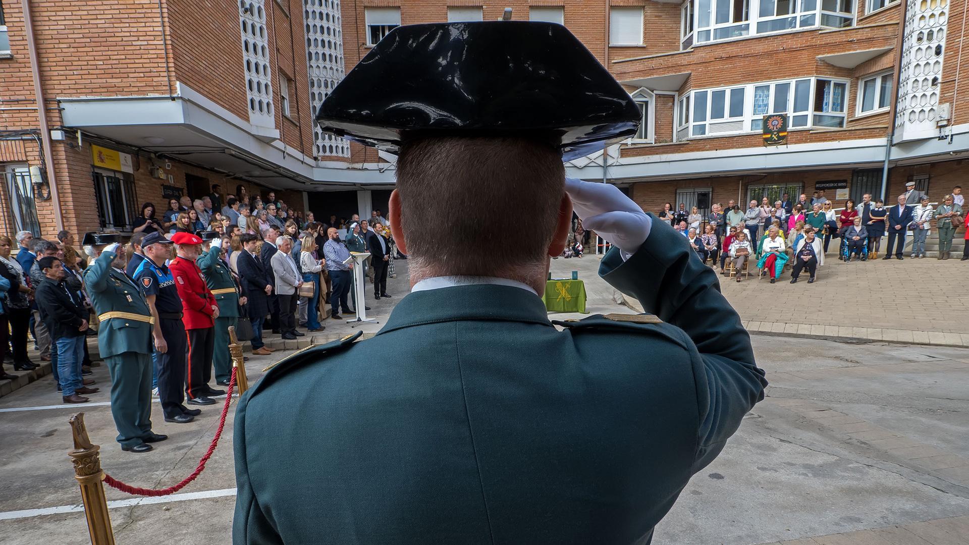 Un guardia civil se cuadra durante el acto oficial que acogió el patio de la casa cuartel de Estella