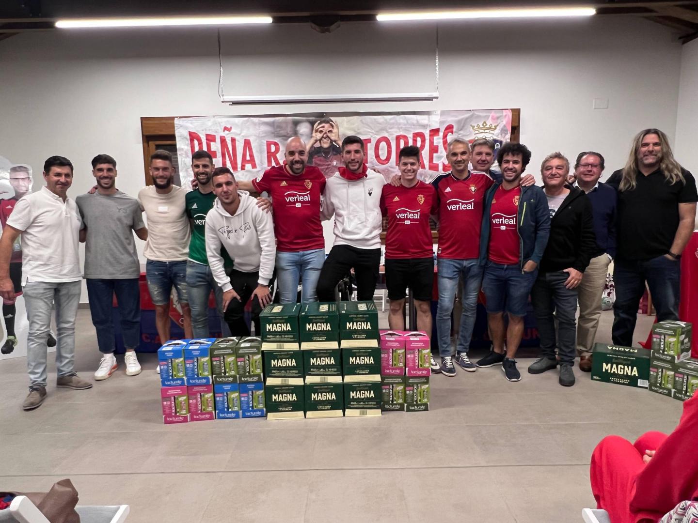 David García recibió su peso en leche y cerveza en el centro cívico de Arre acompañado de Torres, Nacho Vidal y Unai, así como directivos del club y de la peña