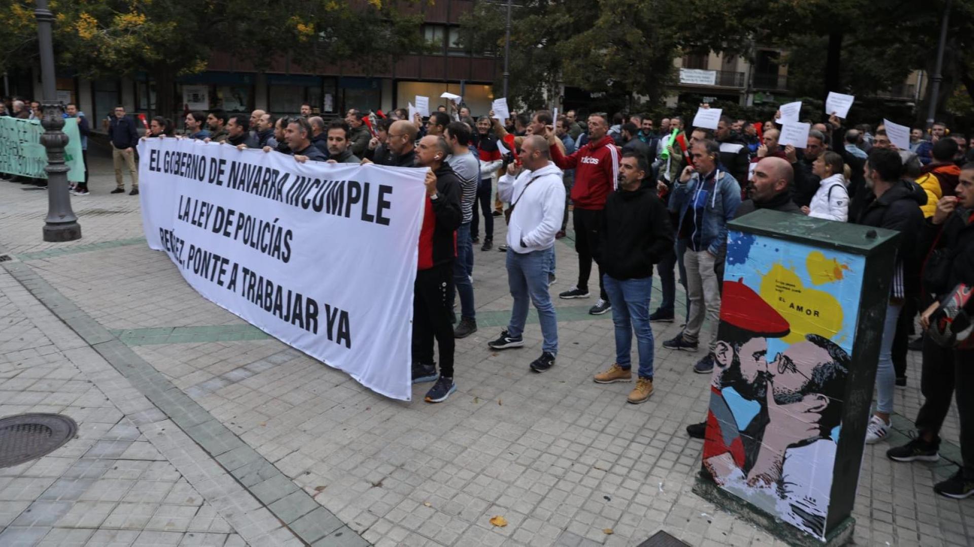 Protesta de los policías forales frente al Parlamento de Navarra