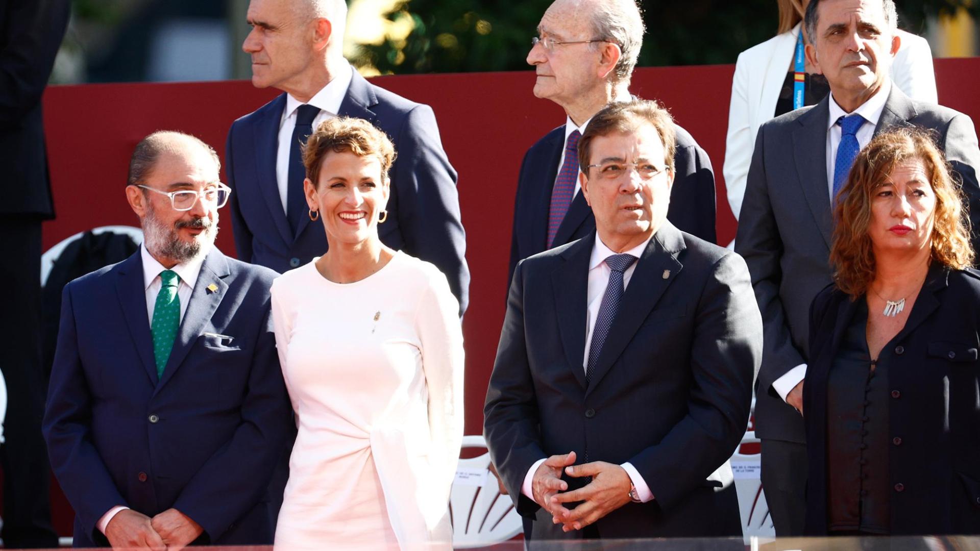 Los presidentes de Aragón, Javier Lambán (i); Navarra, María Chivite  (2i); Extremadura, Guillermo Fernández Vara y Baleares, Francina Armengol (d), en el palco de autoridades durante el desfile del Día de la Fiesta Nacional