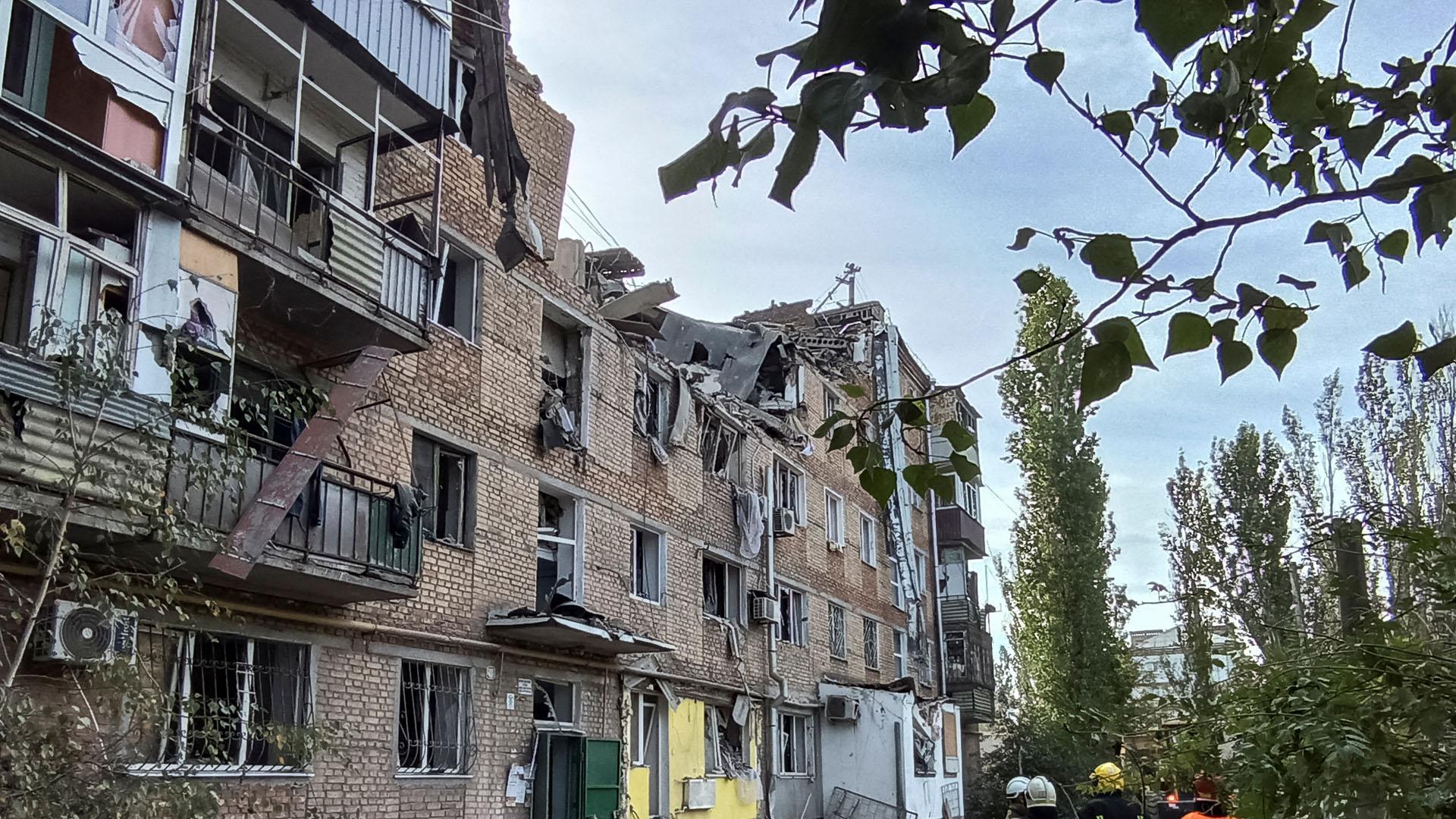 Un edificio de viviendas dañado por los bombardeos rusos en la ciudad ucraniana de Mykolaiv