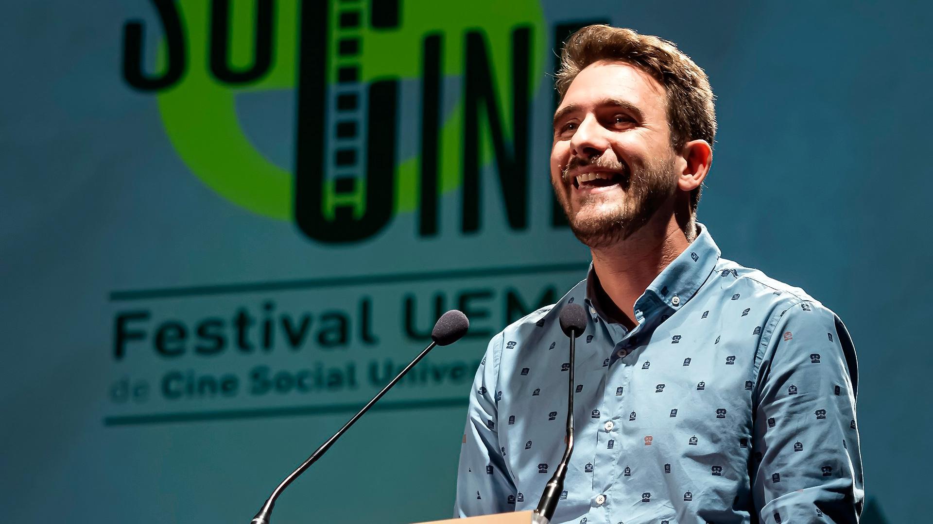 Javier Celay, ganador del mejor documental realizado por docentes y personal de administración y servicios, tras recoger el premio por 'Txori Maitea'