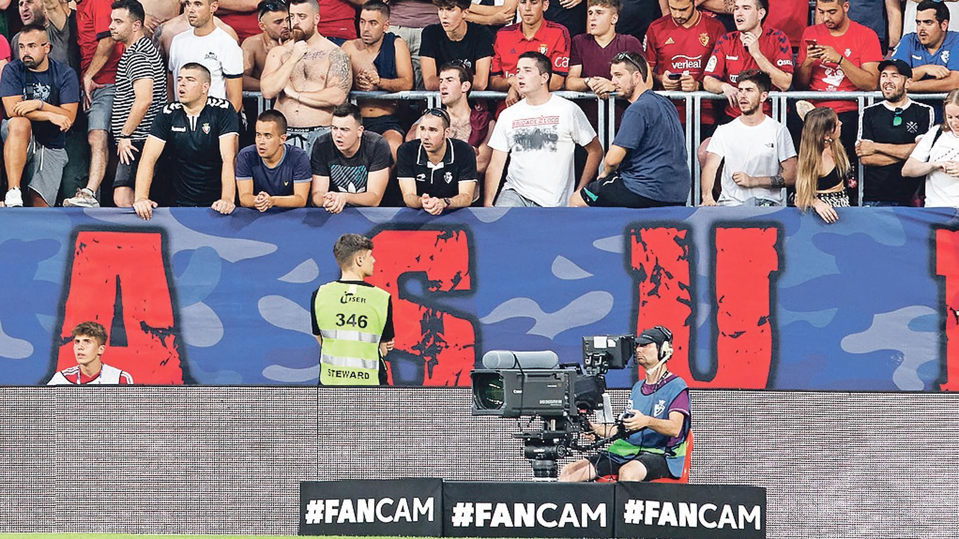 Un operador de cámara a pie del césped de El Sadar, en un partido jugado esta temporada