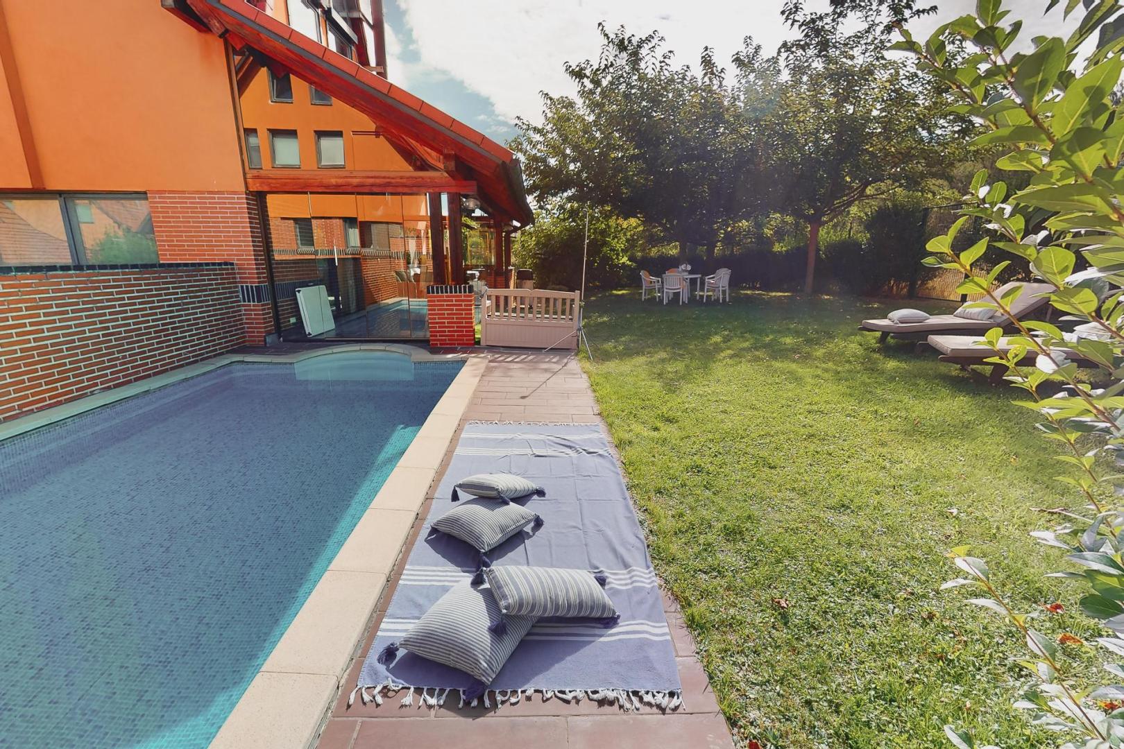 Con piscina, jardín, huerta urbana y un gran txoko