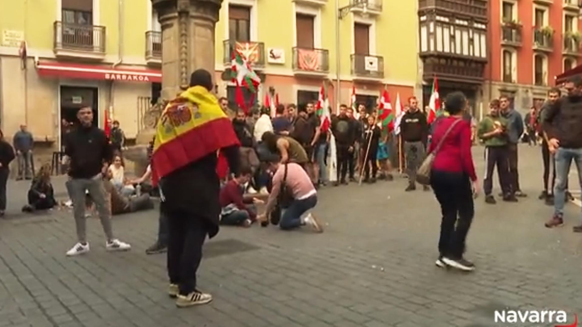 El hombre con la bandera de España a hombros en el Casco Viejo de Pamplona