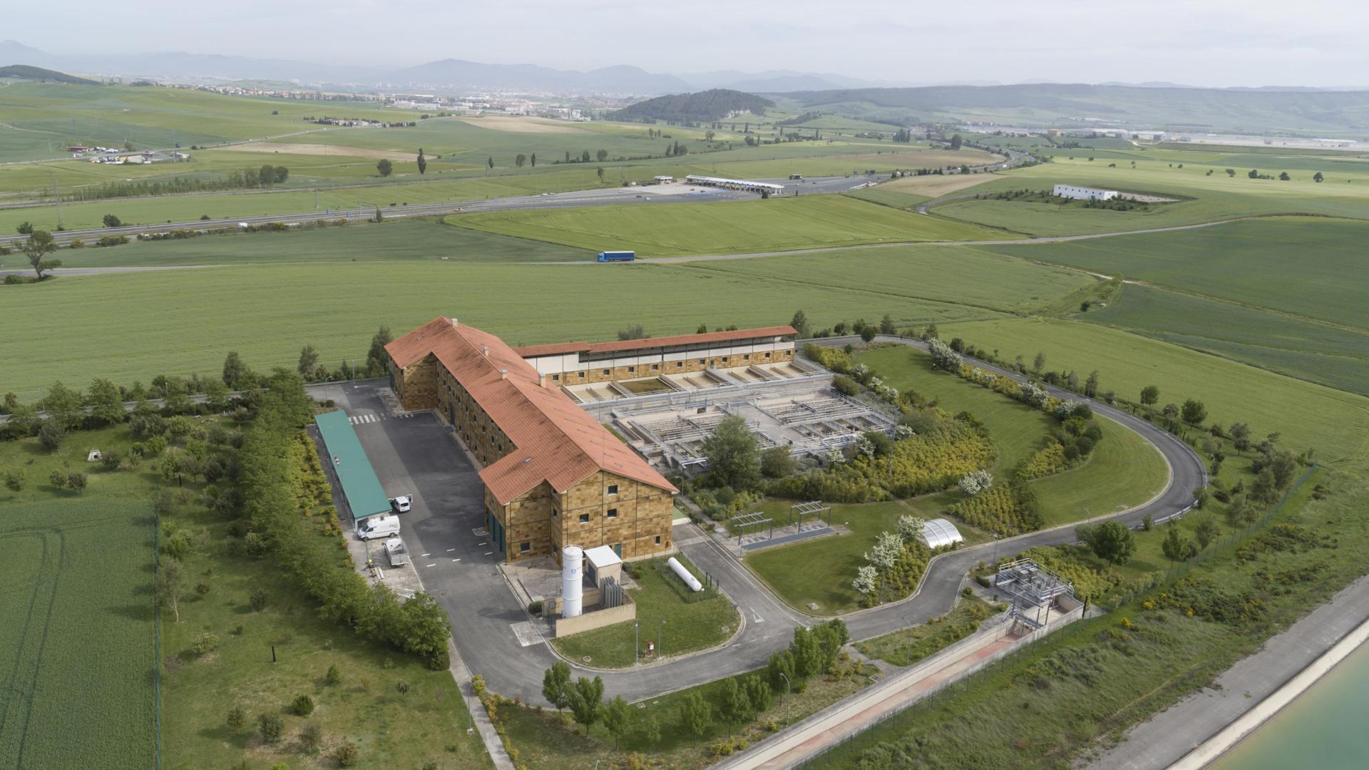 Junto al peaje de la AP-15 en Imárcoain está la instalación de la estación potabilizadora de Tiebas, donde la Mancomunidad trata y canaliza el agua de Itoiz hasta Pamplona, al fondo.