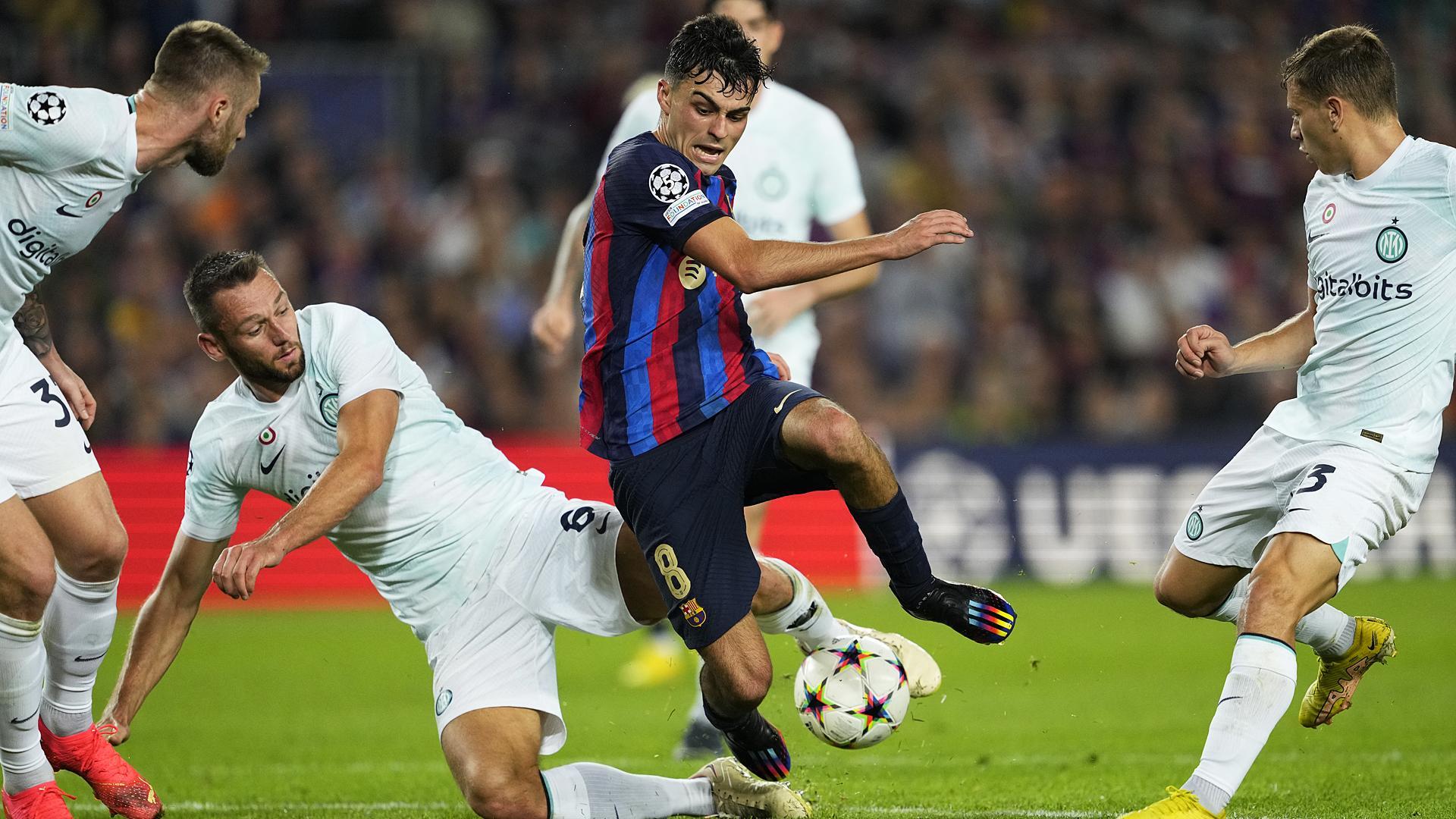 Pedri trata de marcharse de cuatro rivales del Inter de Milán durante el choque de Champions en el Spotify Camp Nou