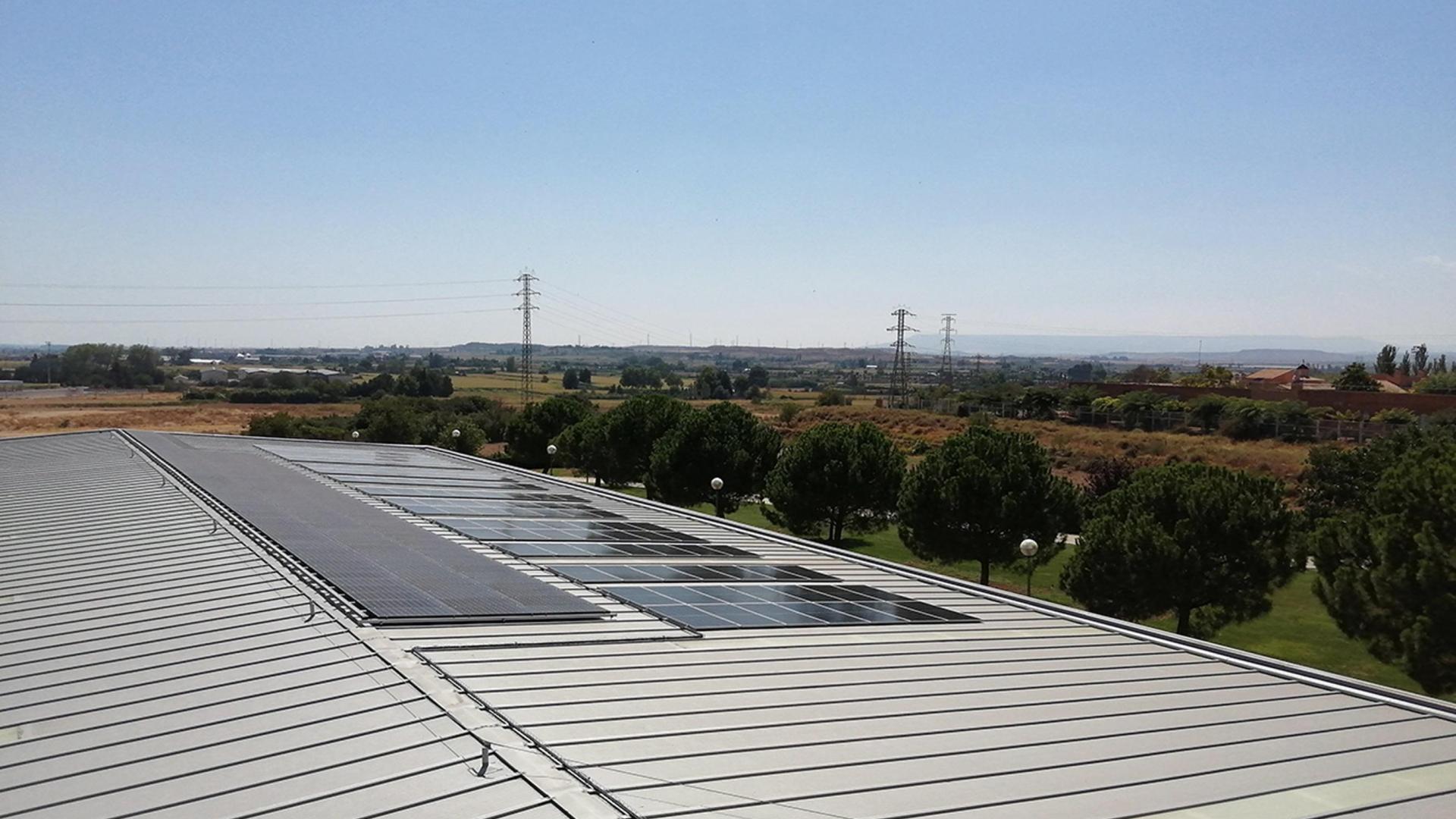 Imagen de las nuevas placas solares instaladas en la cubierta del edificio de talleres de la UPNA de Tudela.