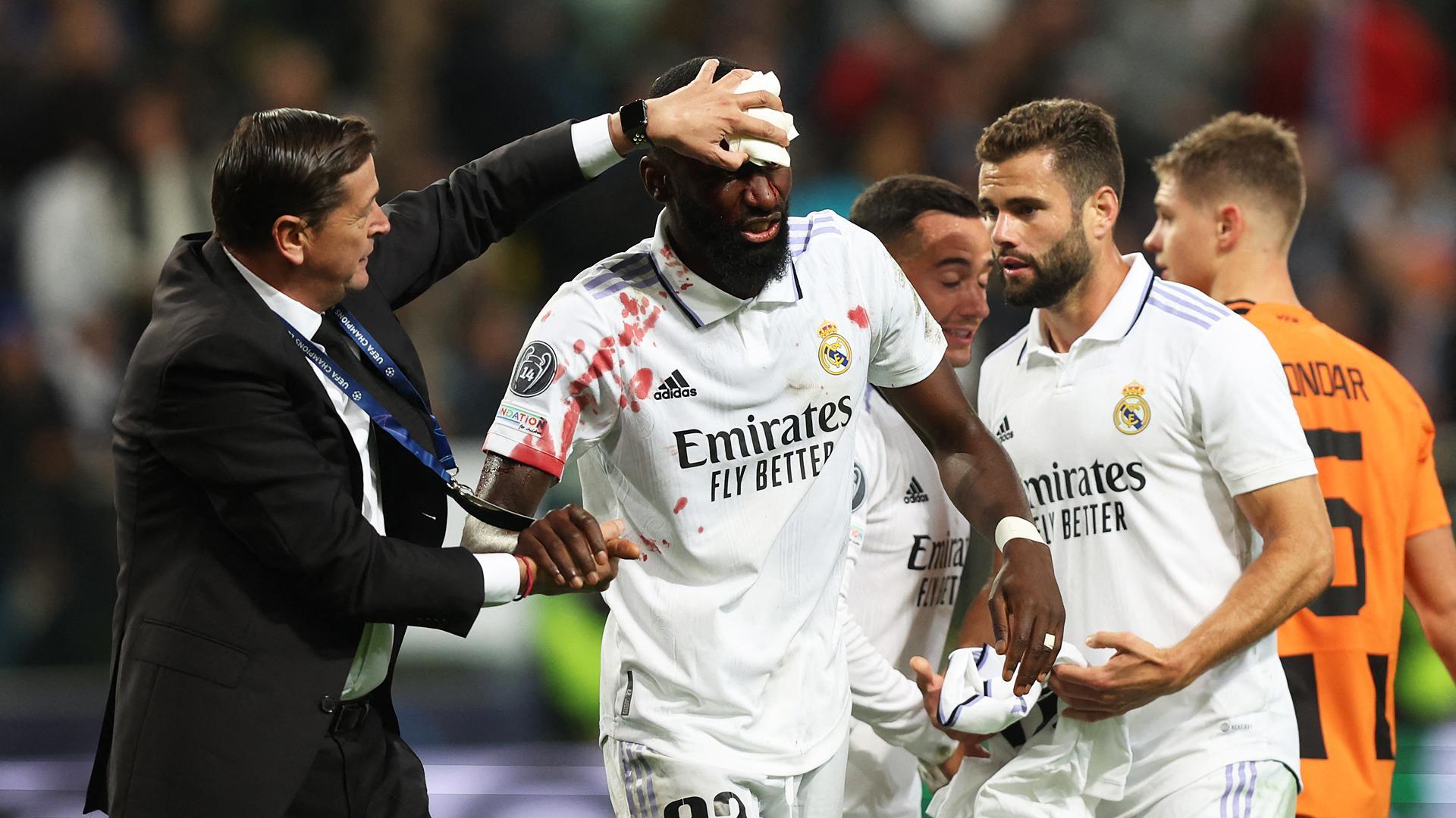 Los servicios médicos del Real Madrid atienen a Antonio Rudiger tras a brecha que se hizo al marcar el gol de su equipo en Varsovia