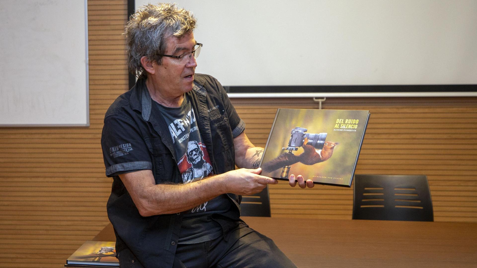 Alfredo Piedrafita en la presentación de 'El ruido al silencio'