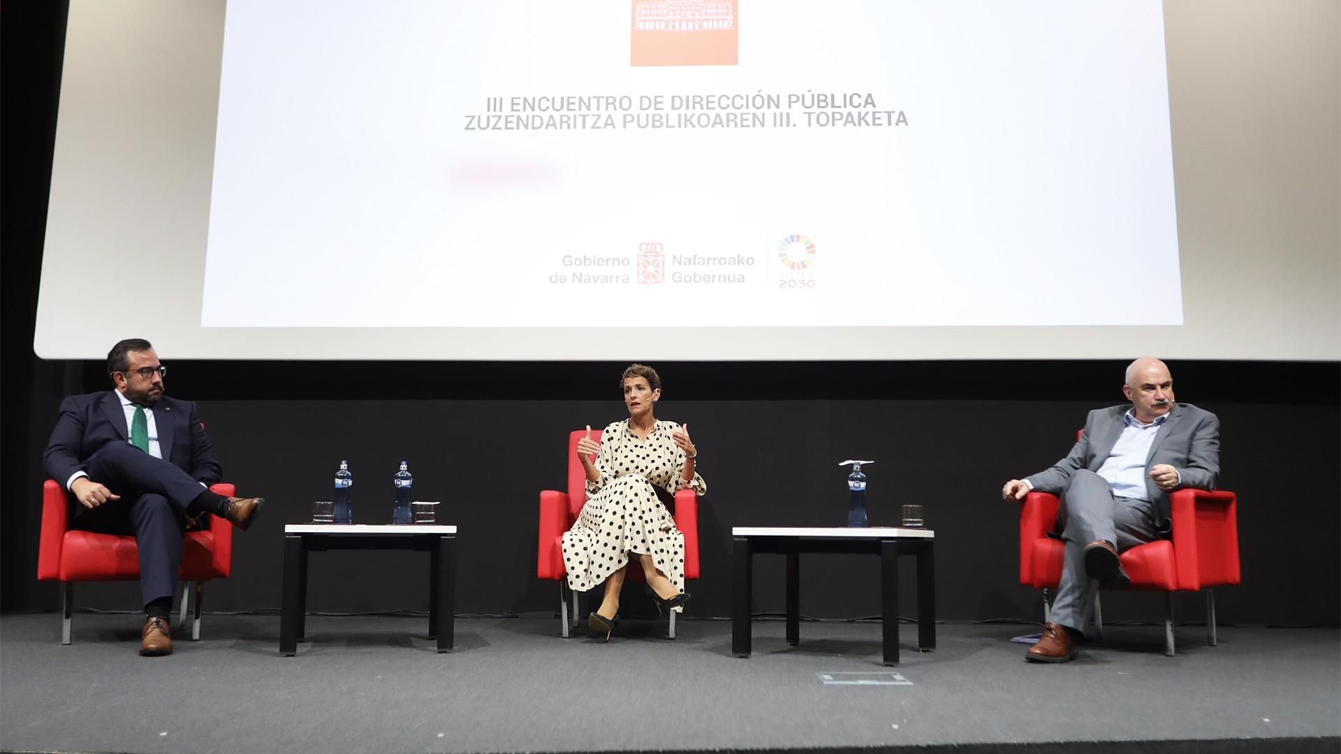 La presidenta Chivite, entre los vicepresidentes Remírez y Aierdi