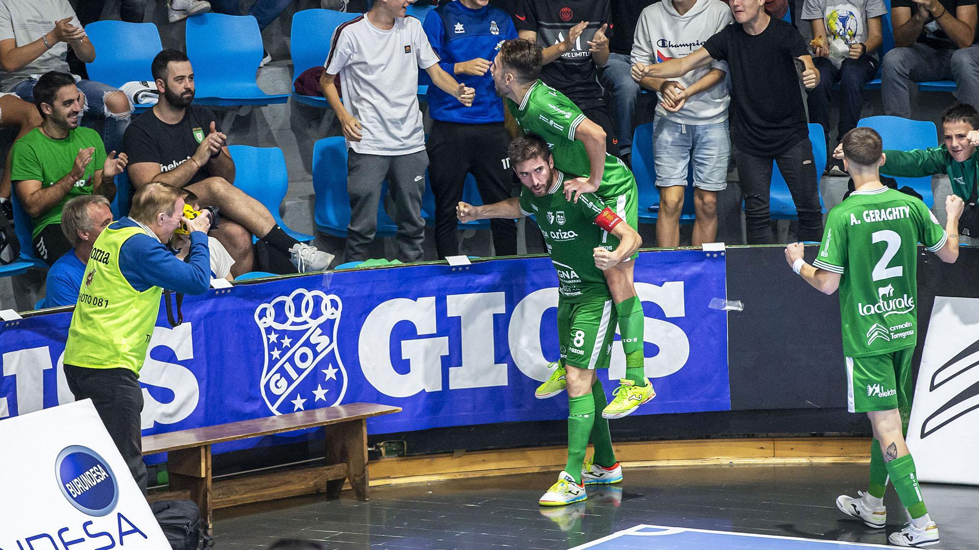 Roberto Martil, autor de dos goles, celebra con rabia mientras Linhares se sube en su espalda. A la derecha, Geraghty