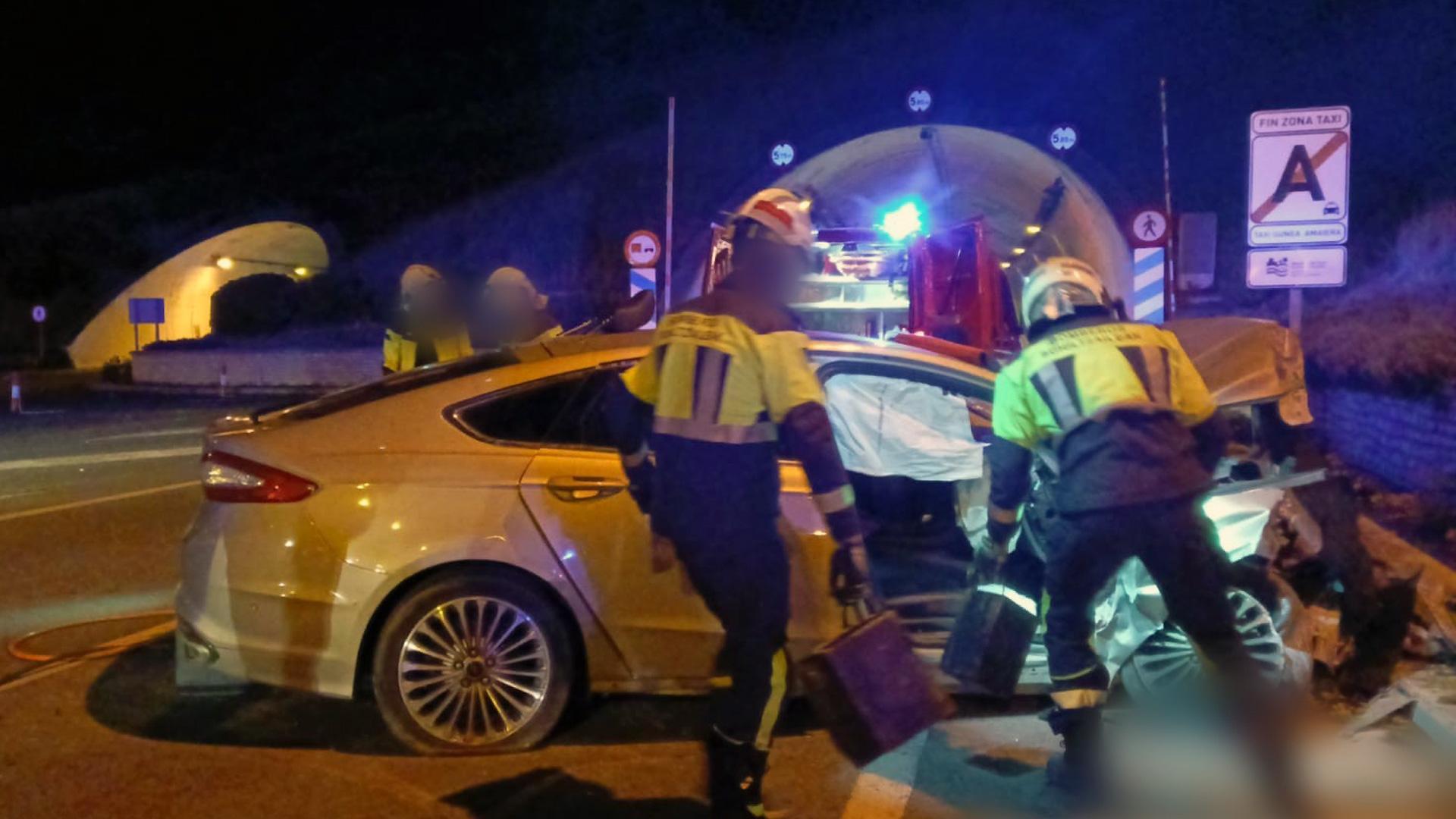 Bomberos de Navarra trabajan en el lugar del accidente