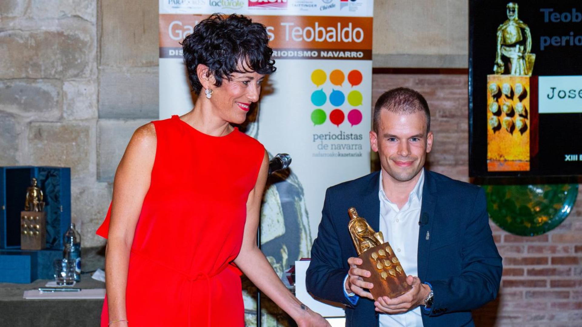 La Consejera de Economía y Hacienda, Elma Saiz, entregó en nombre del Gobierno foral el premio Teobaldo al Trabajo Periodístico de Deporte al periodista leizarra de EiTB Joseba Urkiola por su trabajo de concienciación con el objetivo de potenciar la cesta-punta