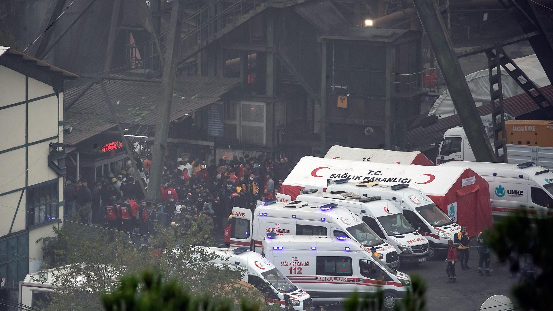 Ambulancias, en el exterior de la mina de carbón en Amasra, en Turquía, donde ha ocurrido la explosión
