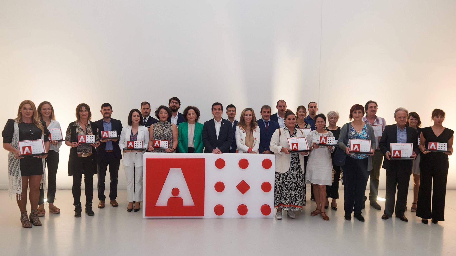 Galardonados, autoridades y organizadores, ayer en Baluarte. Como novedad este año, la ciudadanía ha participado a través de una votación popular en la elección entre las candidaturas presentadas