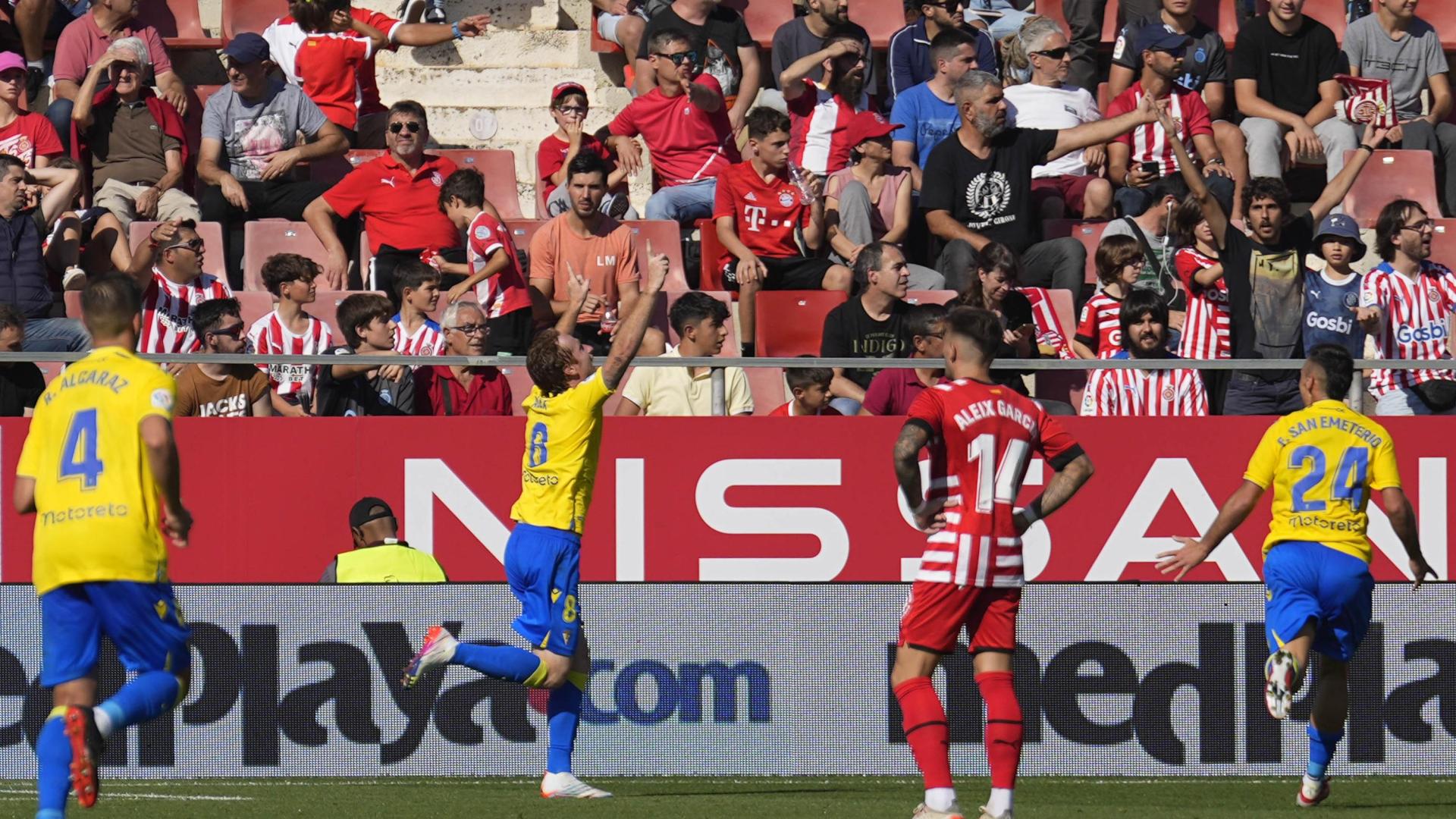 El delantero del Cádiz CF, Alex Fernández (2i), celebra su gol contra el Girona FC