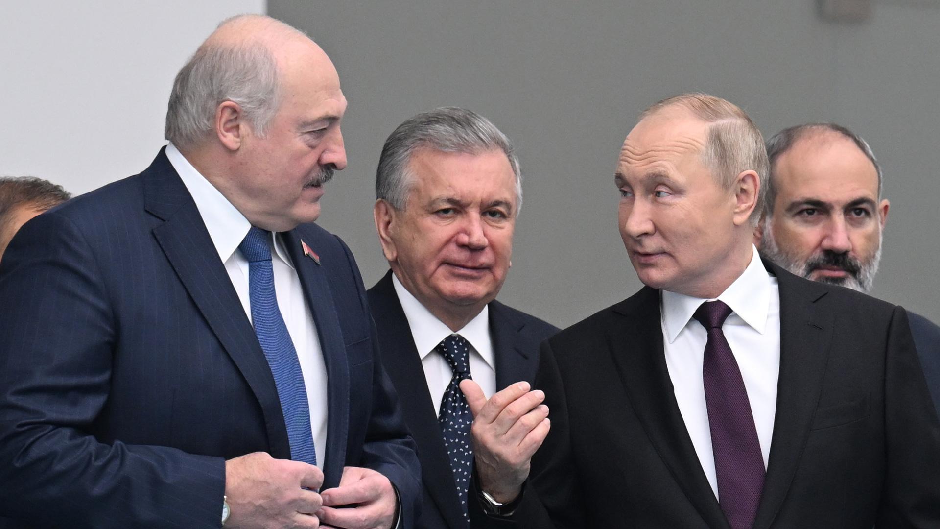 El presidente ruso, Vladimir Putin, habla con el presidente bielorruso, Alexander Lukashenko, delante del presidente de Uzbekistán, Shavkat Mirziyoyev, y el primer ministro armenio, Nikol Pashinyan, en la reunión del Consejo de Jefes de Estado de la CEI (Comunidad de Estados Independientes)