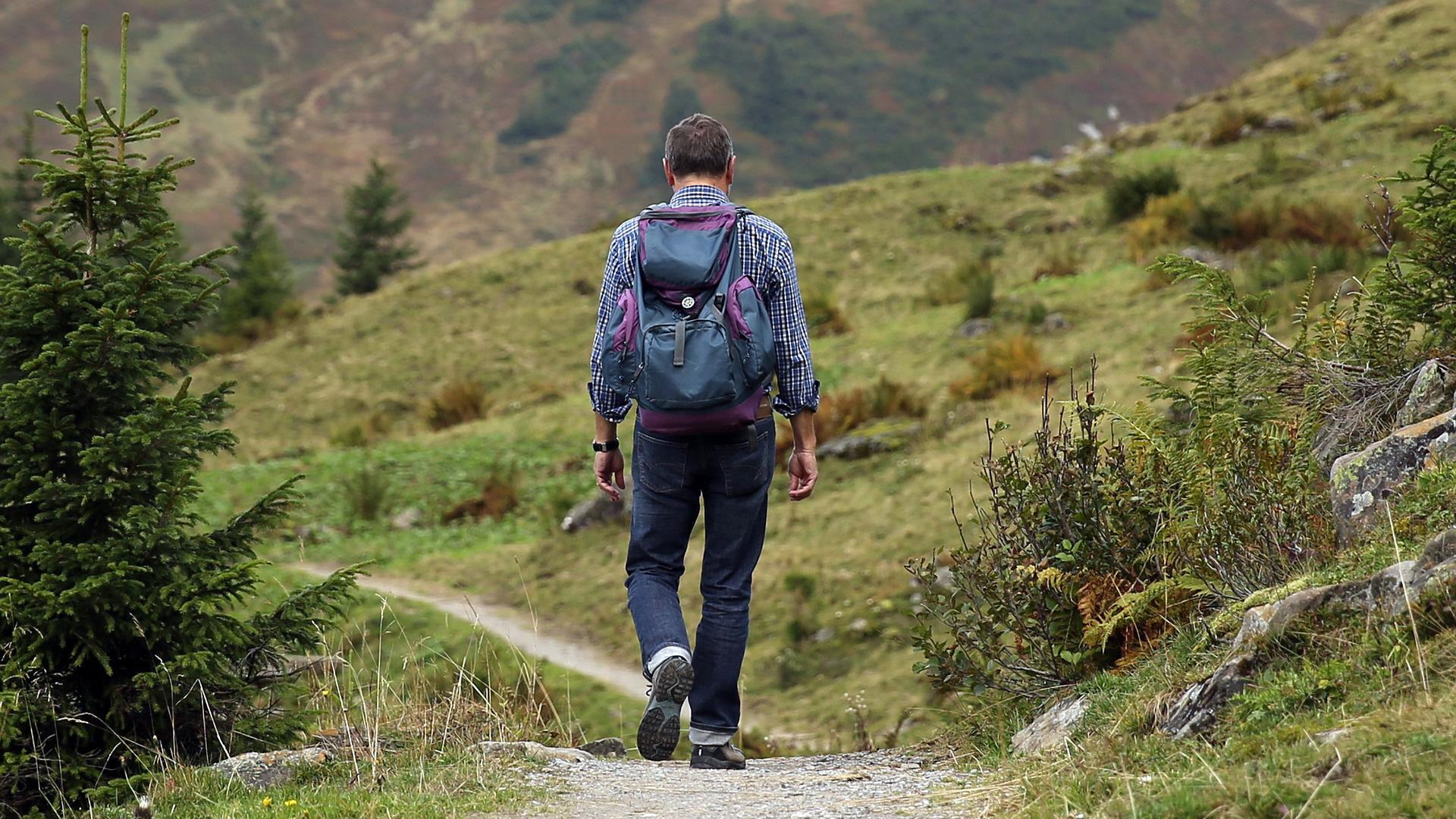 Un hombre, andando por un camino