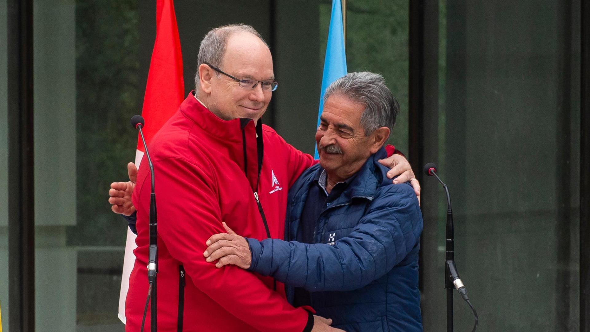 El príncipe Alberto de Mónaco, junto al presidente de Cantabria, Miguel Ángel Revilla (d), durante su visita, este domingo, al Centro de Arte Rupestre de la localiad cántabra de Puente Viesgo